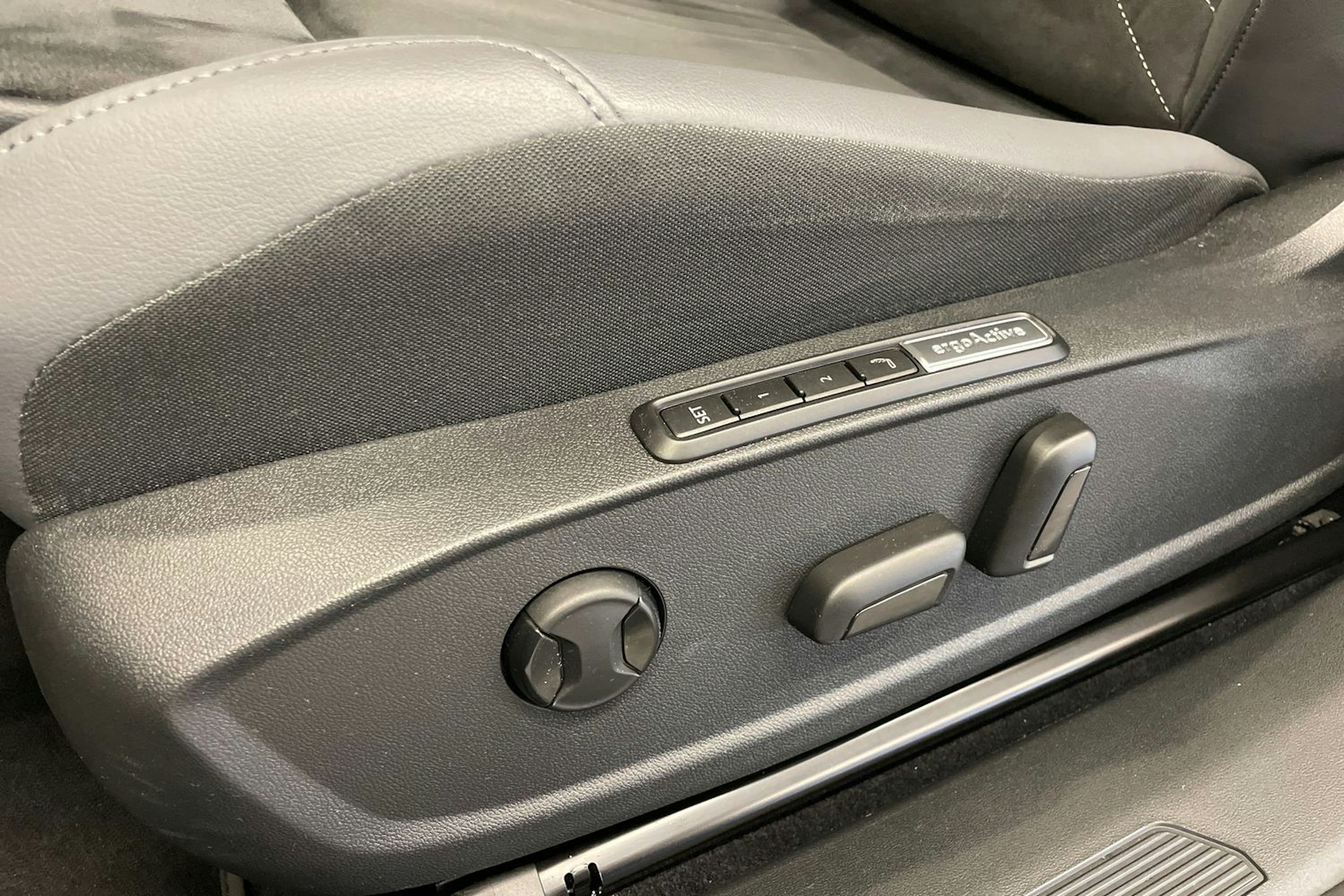 Musta Volkswagen ID.4 2024 kuva 21.