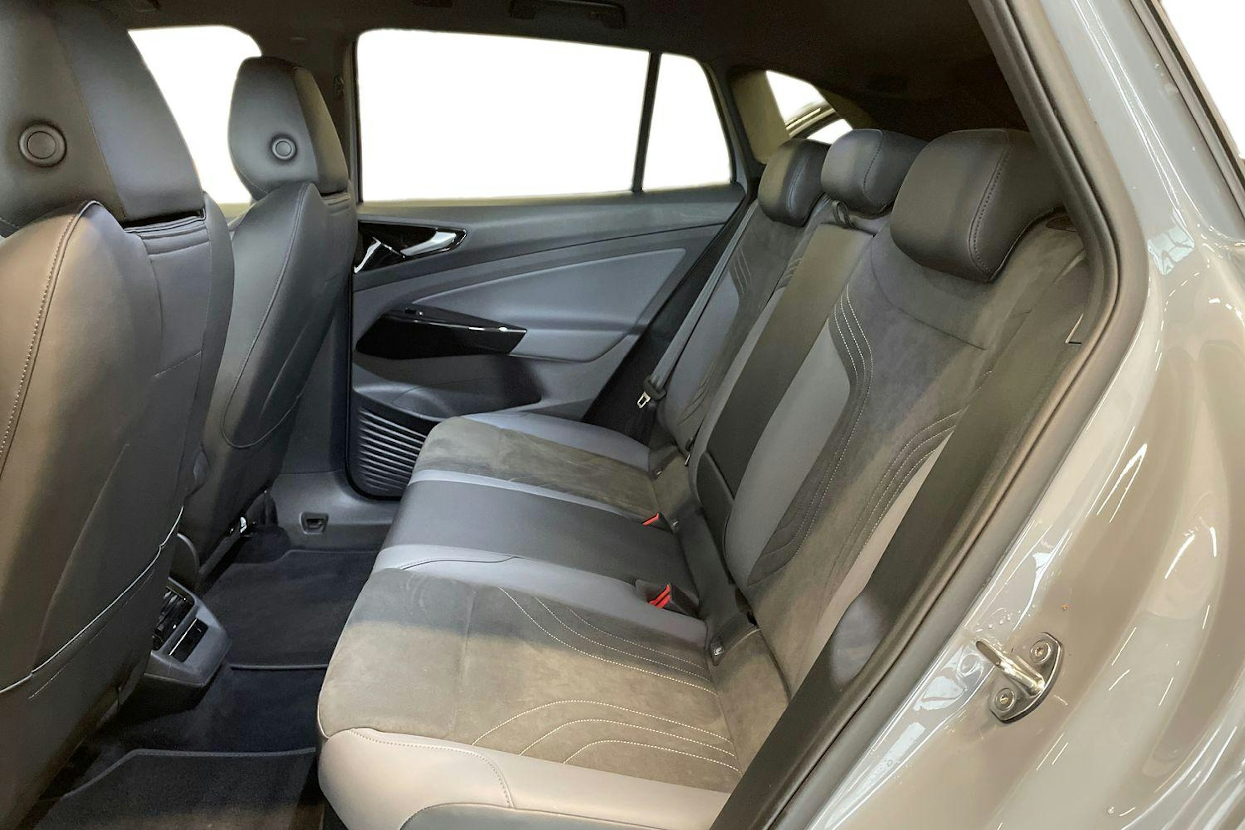 harmaa Volkswagen ID.4 2024 kuva 10.