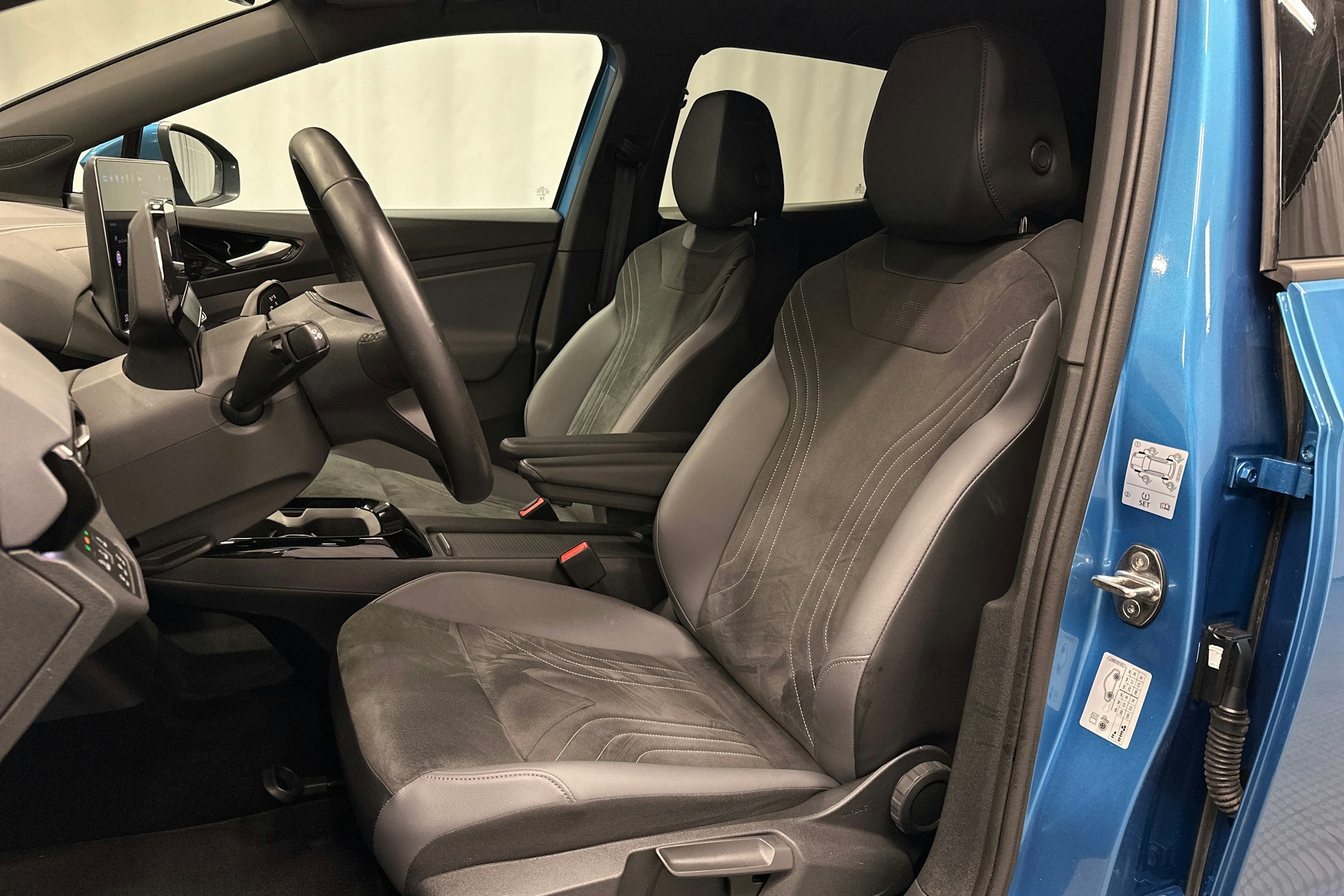 sininen Volkswagen ID.4 2024 kuva 17.