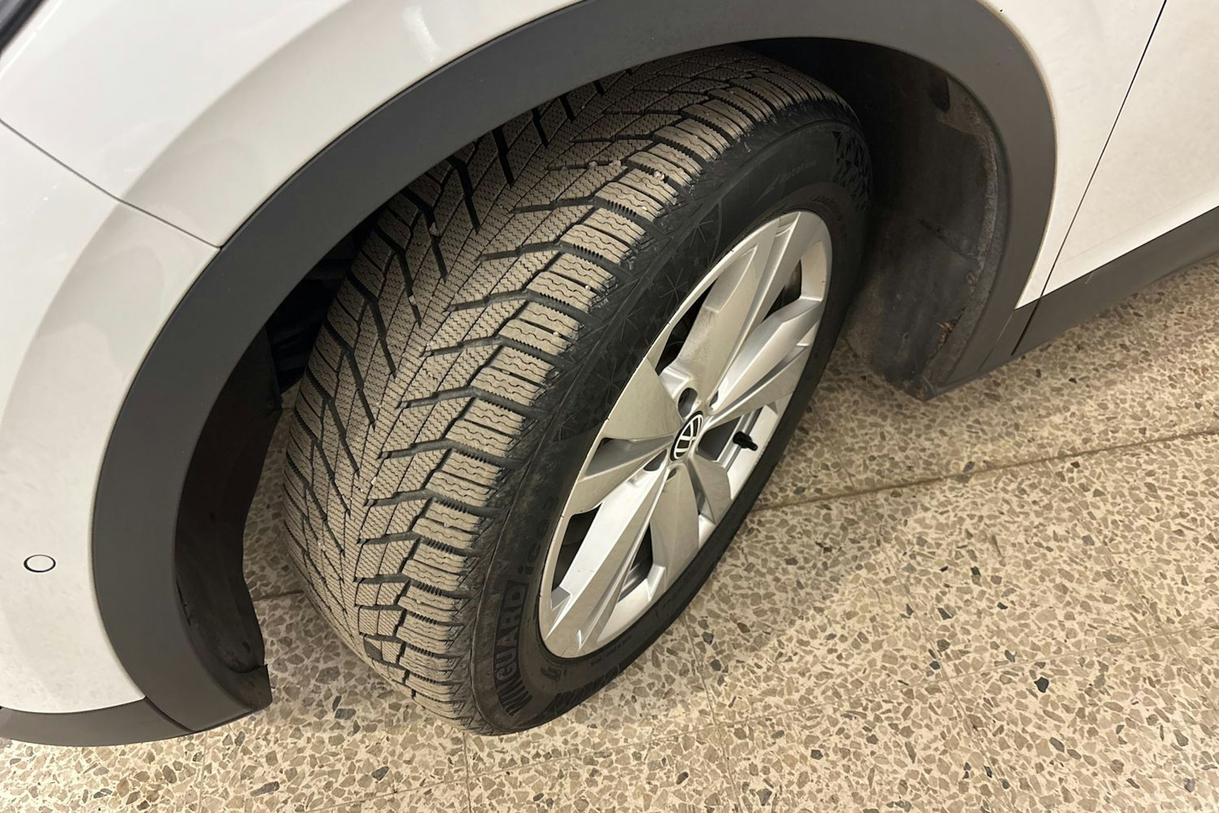 Valkoinen Volkswagen ID.4 2024 kuva 13.