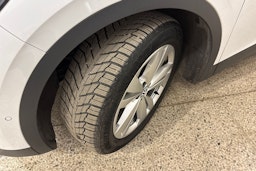 Valkoinen Volkswagen ID.4 2024 kuva 13.