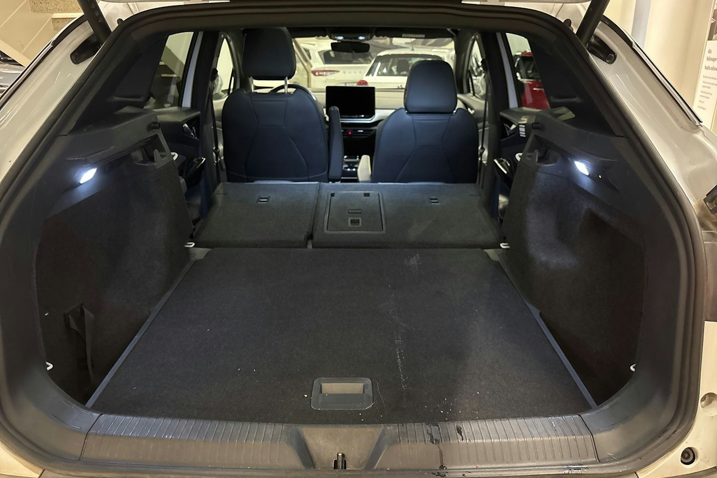 Valkoinen Volkswagen ID.4 2024 kuva 15.