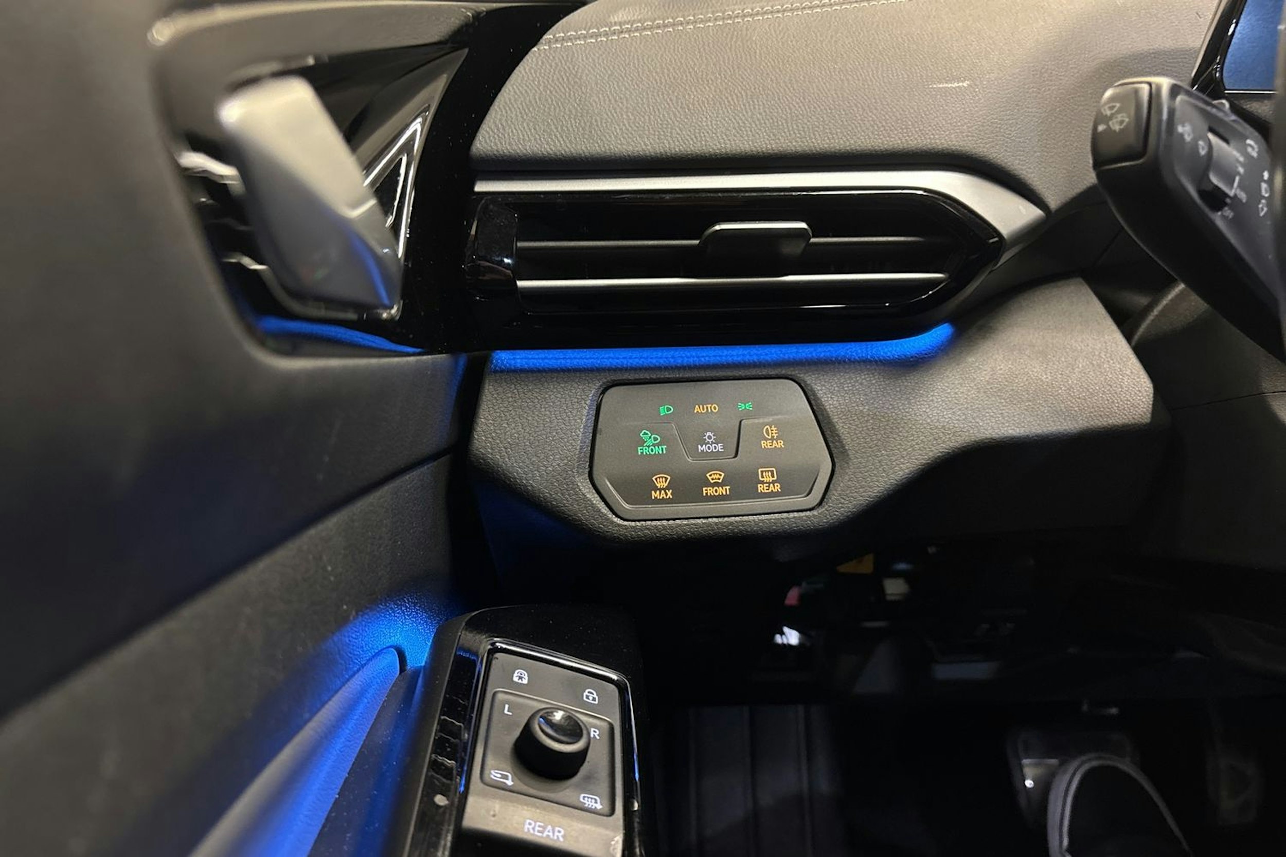 Valkoinen Volkswagen ID.4 2024 kuva 20.