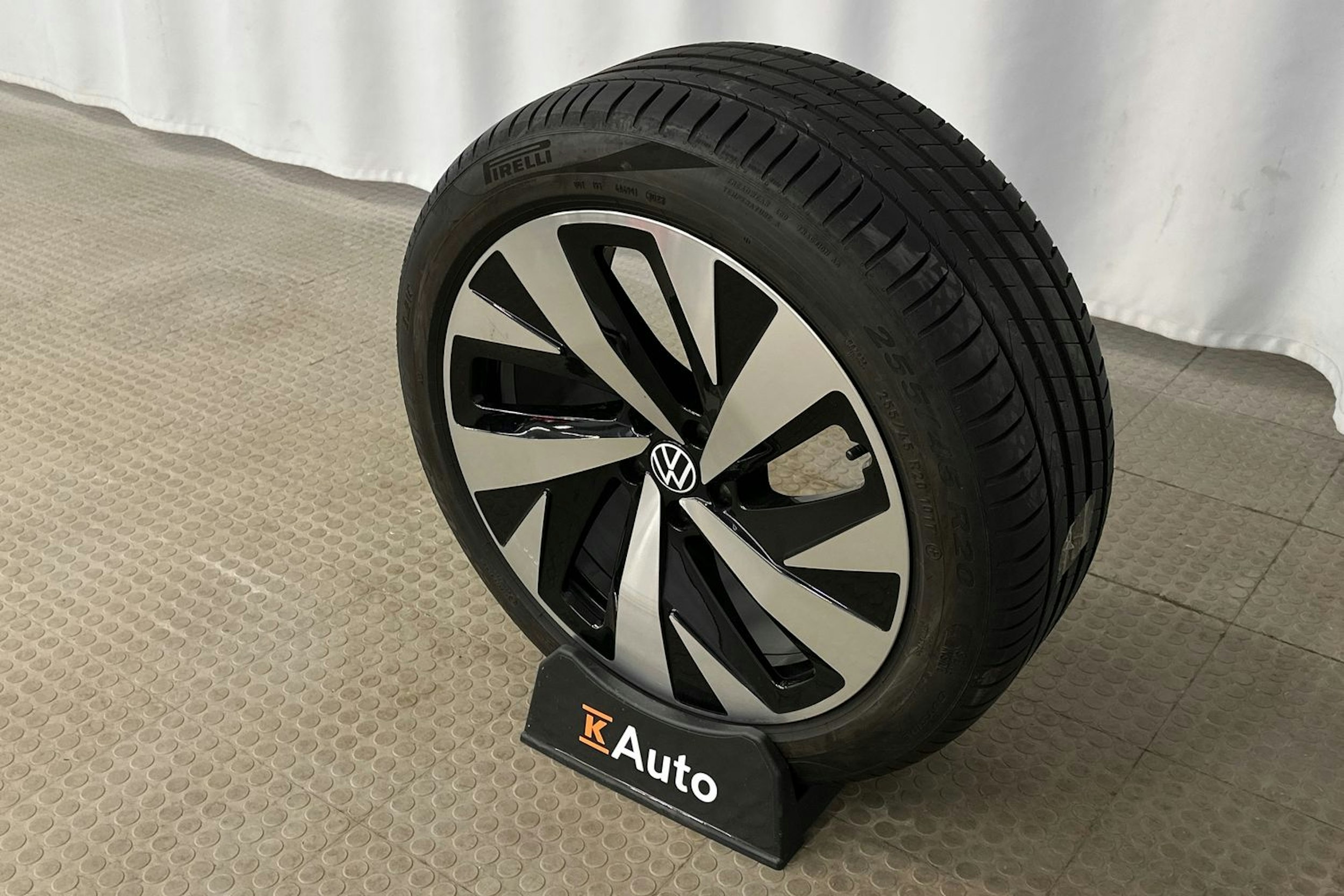 musta Volkswagen ID.4 2024 kuva 13.