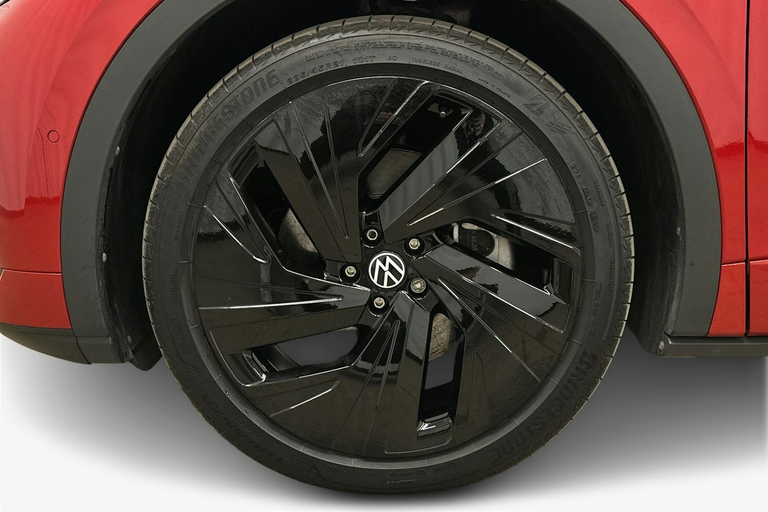 punainen Volkswagen ID.4 2024 kuva 11.