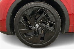 punainen Volkswagen ID.4 2024 kuva 11.