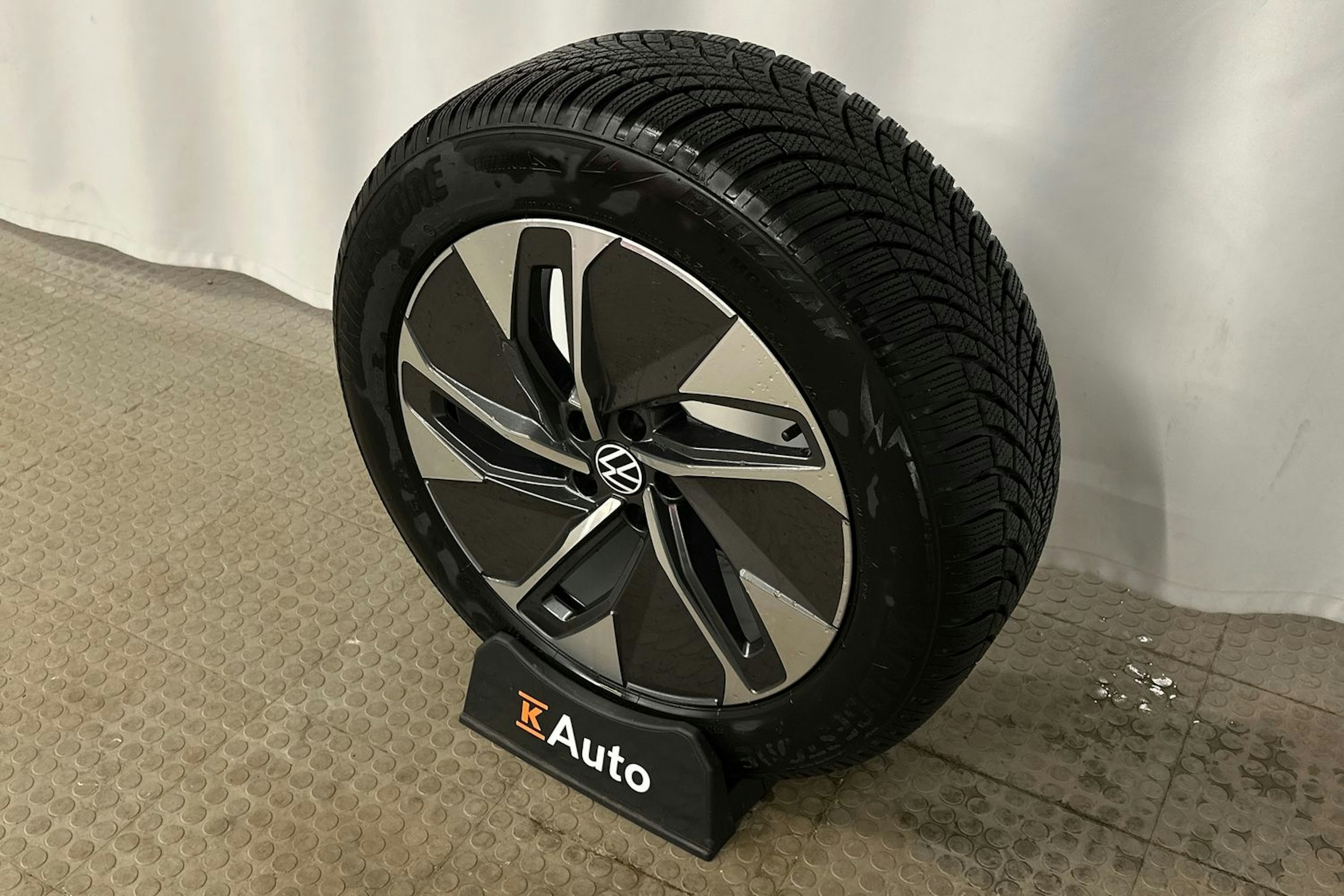 punainen Volkswagen ID.4 2024 kuva 13.