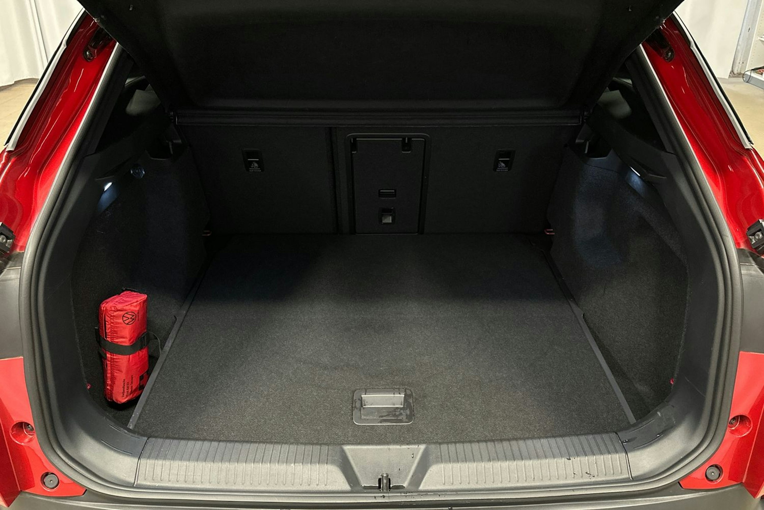punainen Volkswagen ID.4 2024 kuva 14.