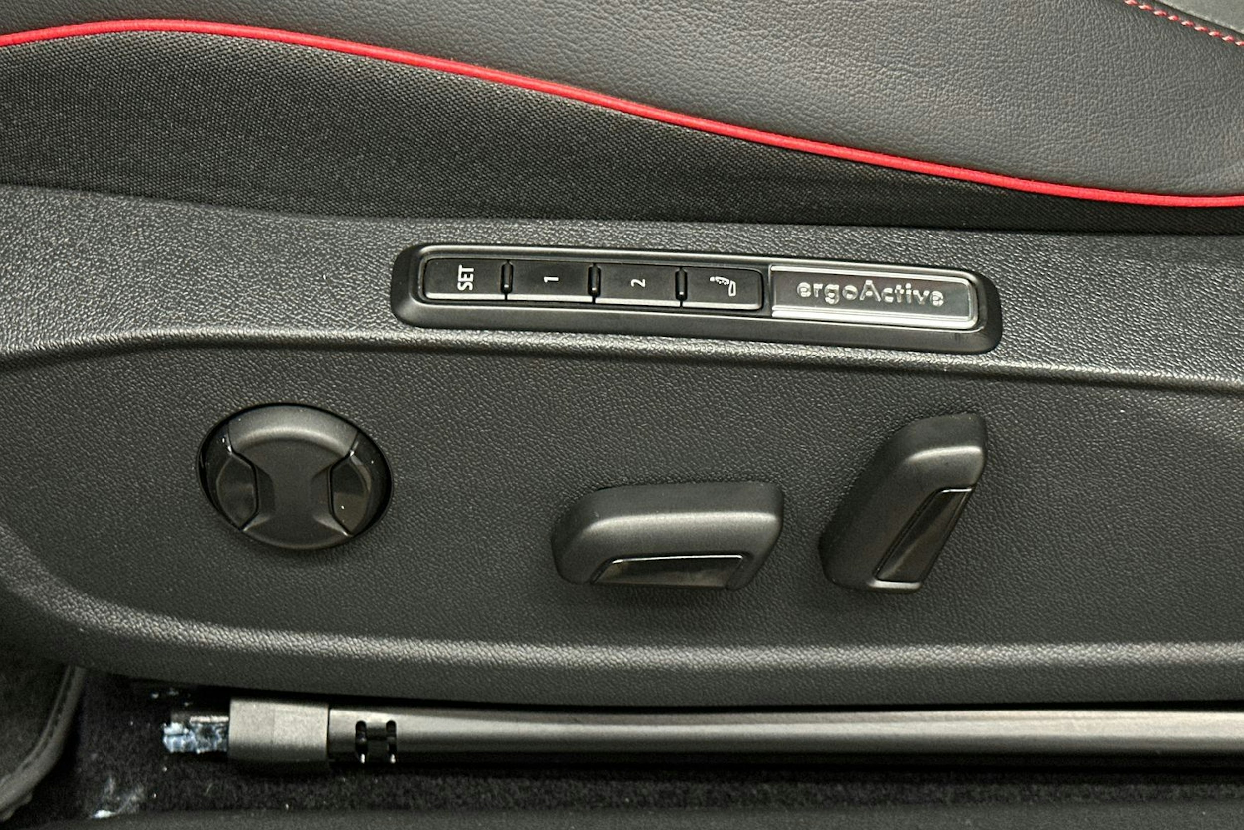 punainen Volkswagen ID.4 2024 kuva 18.