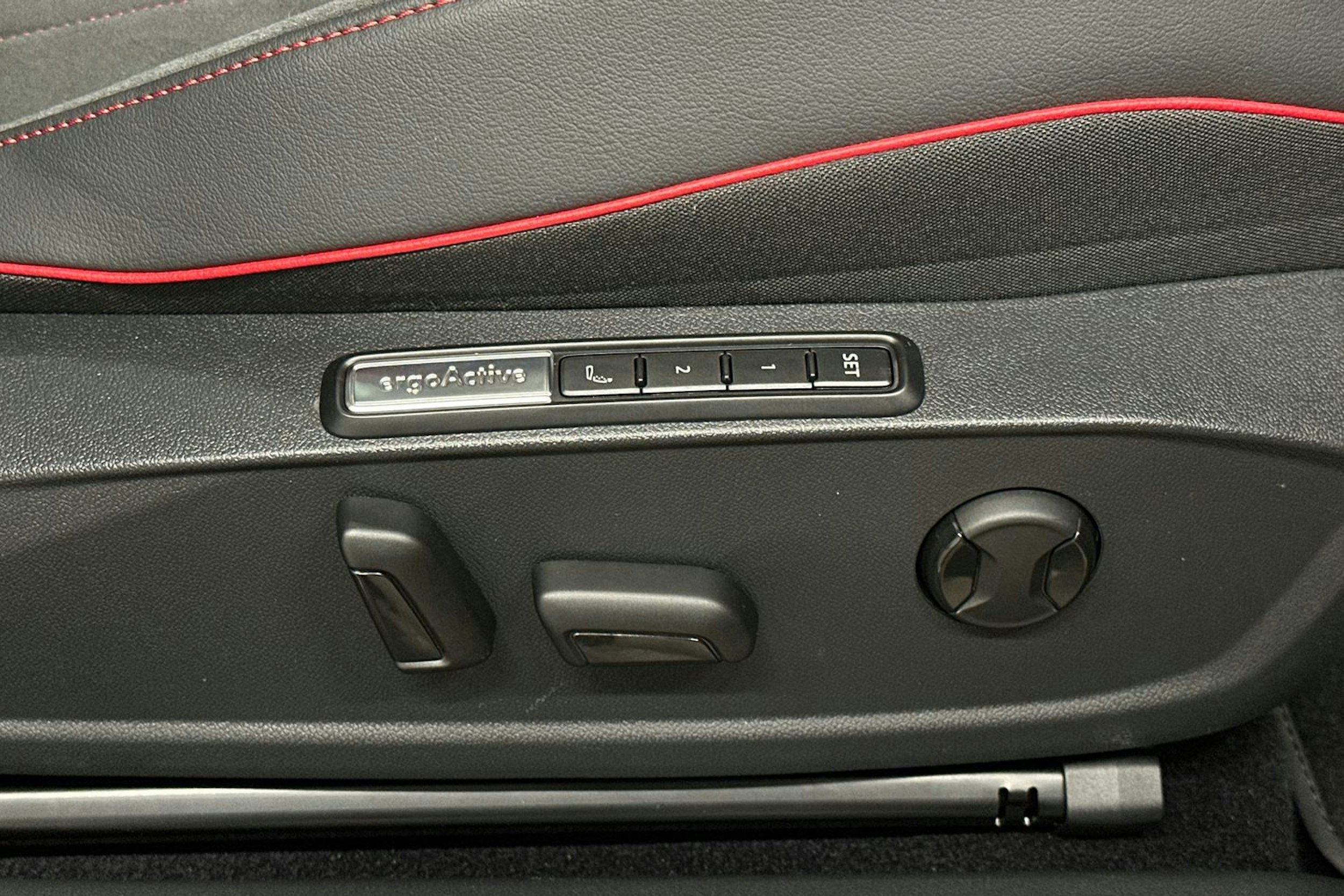 punainen Volkswagen ID.4 2024 kuva 19.