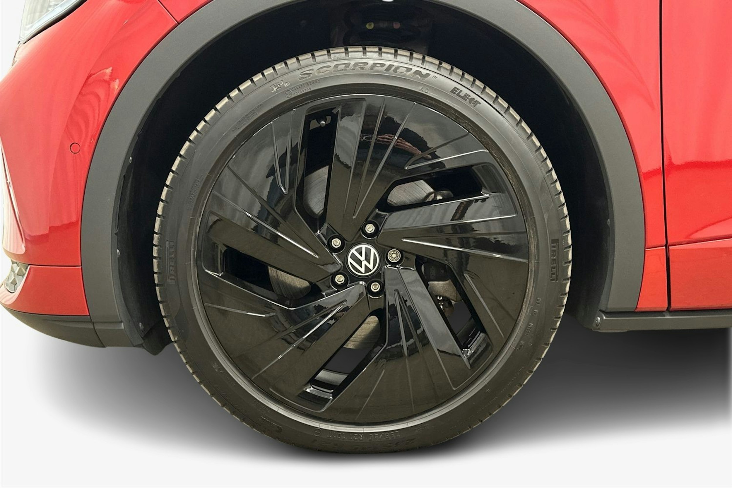 punainen Volkswagen ID.4 2024 kuva 11.