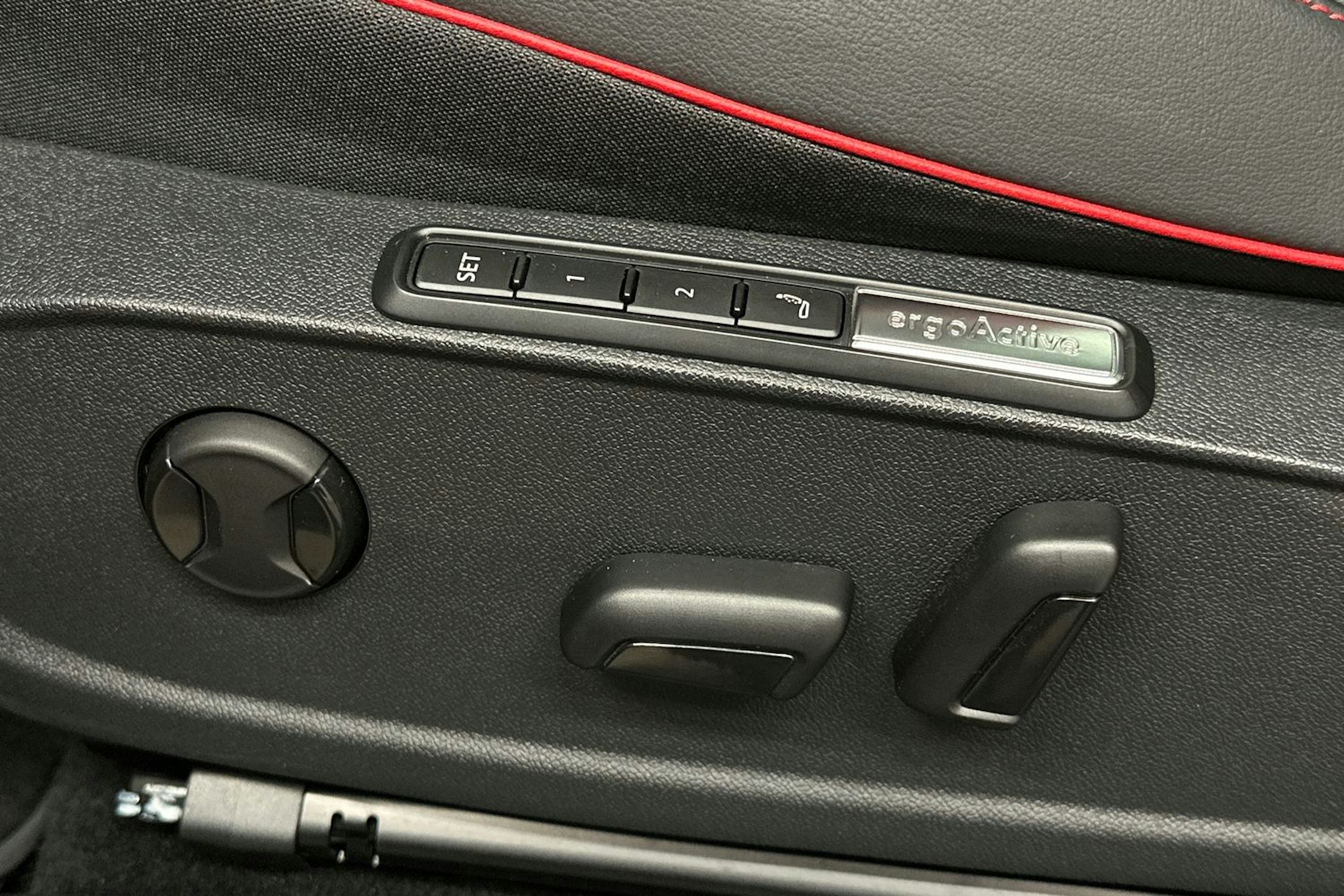 punainen Volkswagen ID.4 2024 kuva 18.