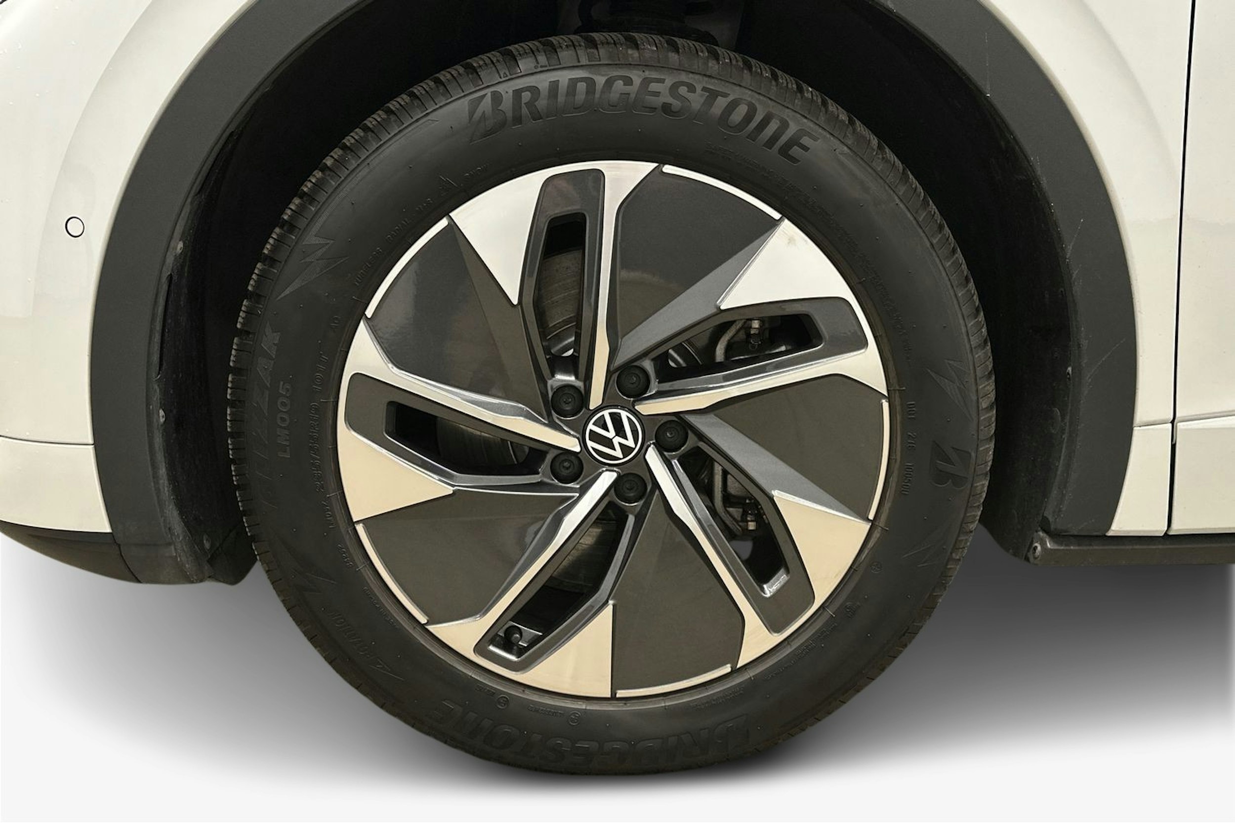 valkoinen Volkswagen ID.4 2024 kuva 11.