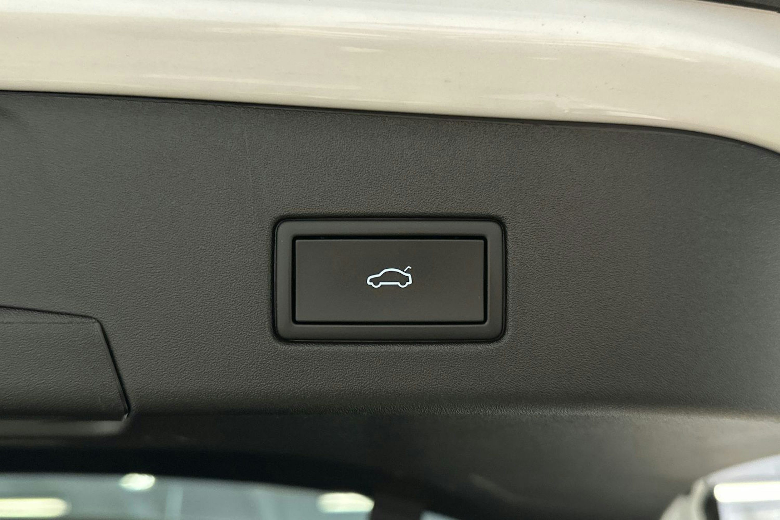 valkoinen Volkswagen ID.4 2024 kuva 16.