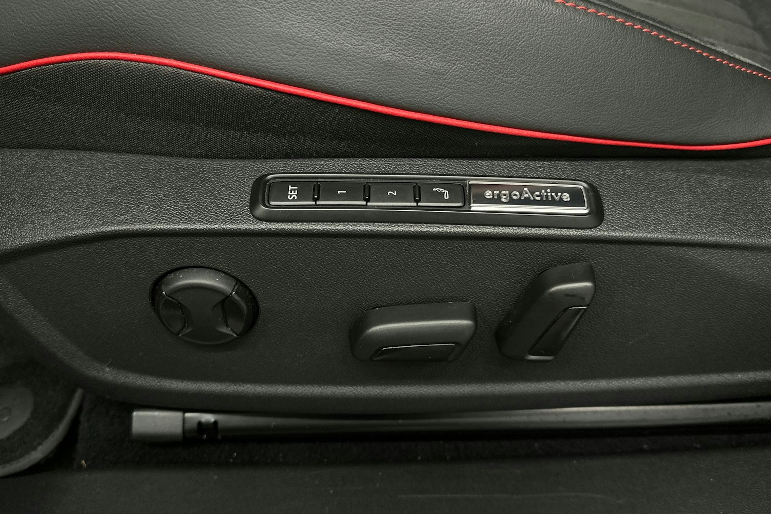 valkoinen Volkswagen ID.4 2024 kuva 19.