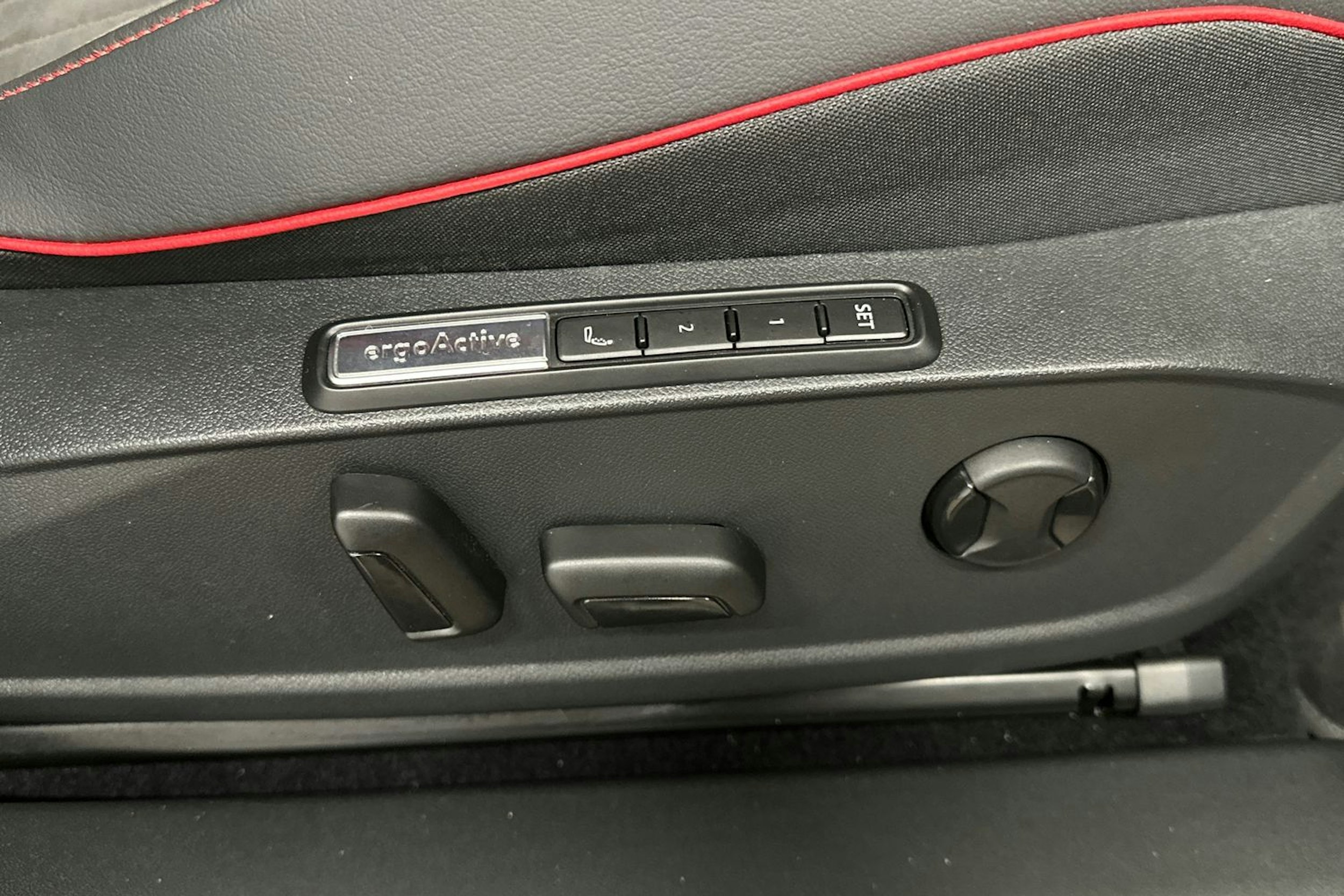 valkoinen Volkswagen ID.4 2024 kuva 20.