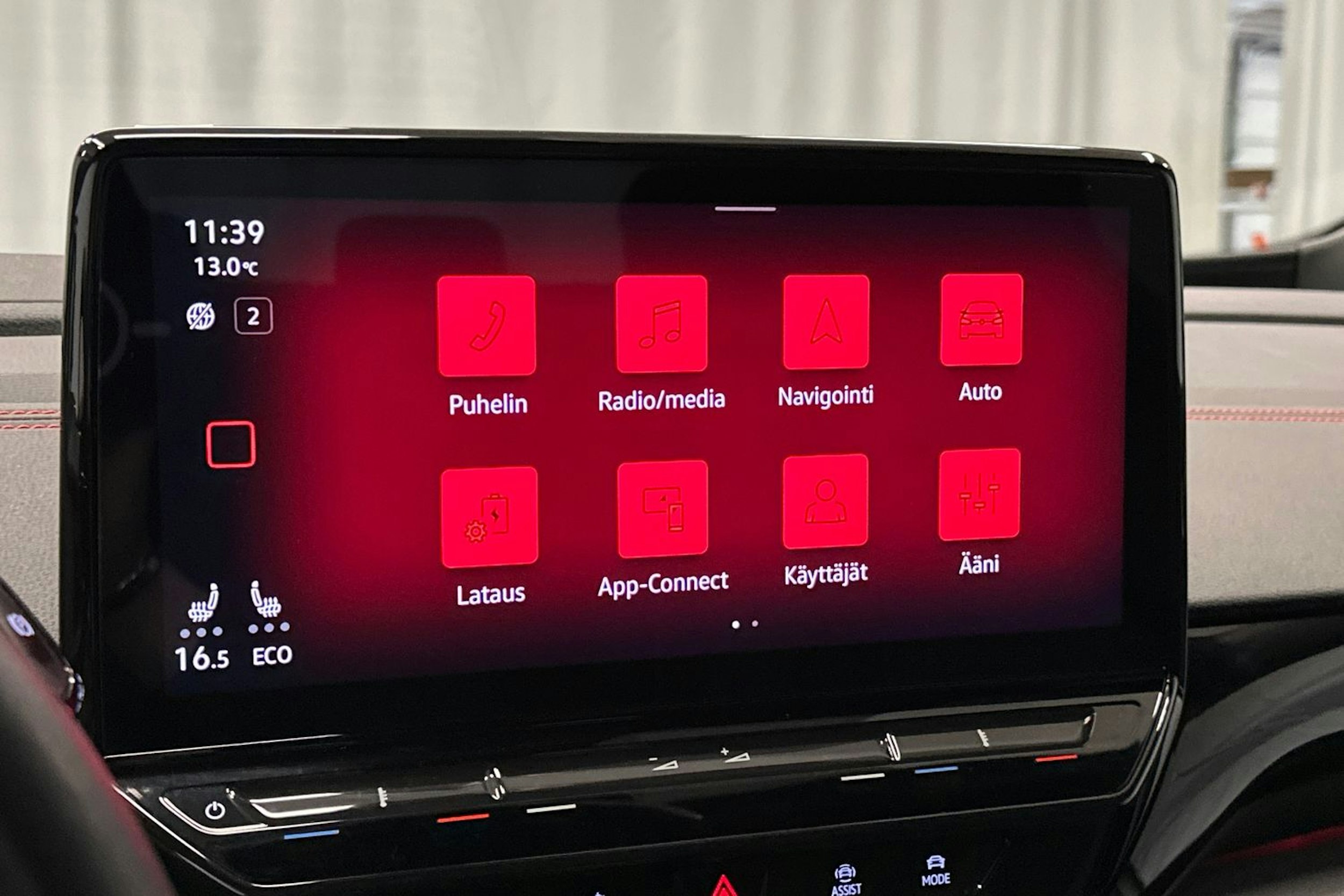 valkoinen Volkswagen ID.4 2024 kuva 26.