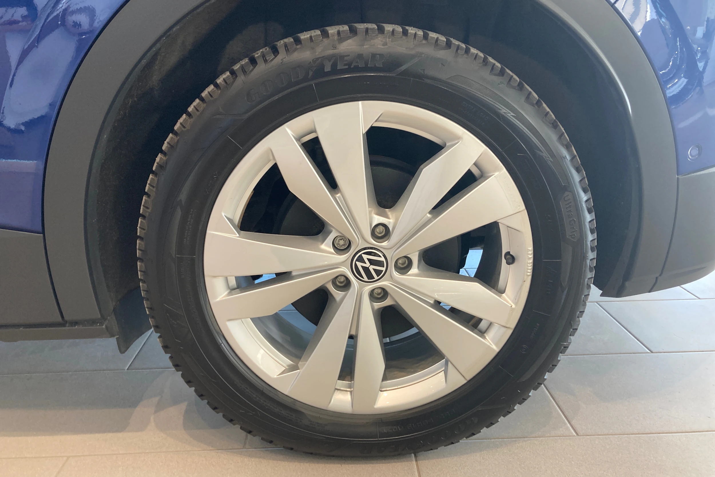 sininen Volkswagen ID.4 2025 kuva 10.