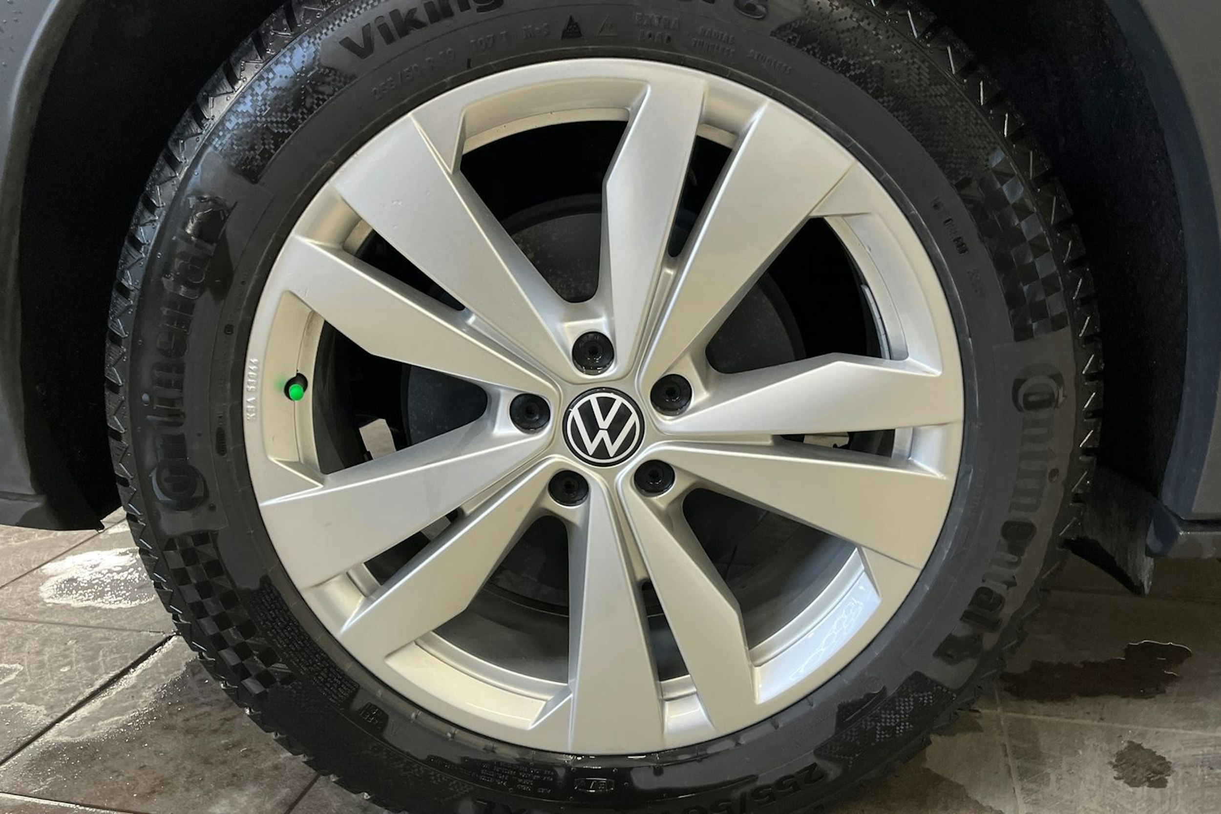 harmaa Volkswagen ID.4 2025 kuva 10.