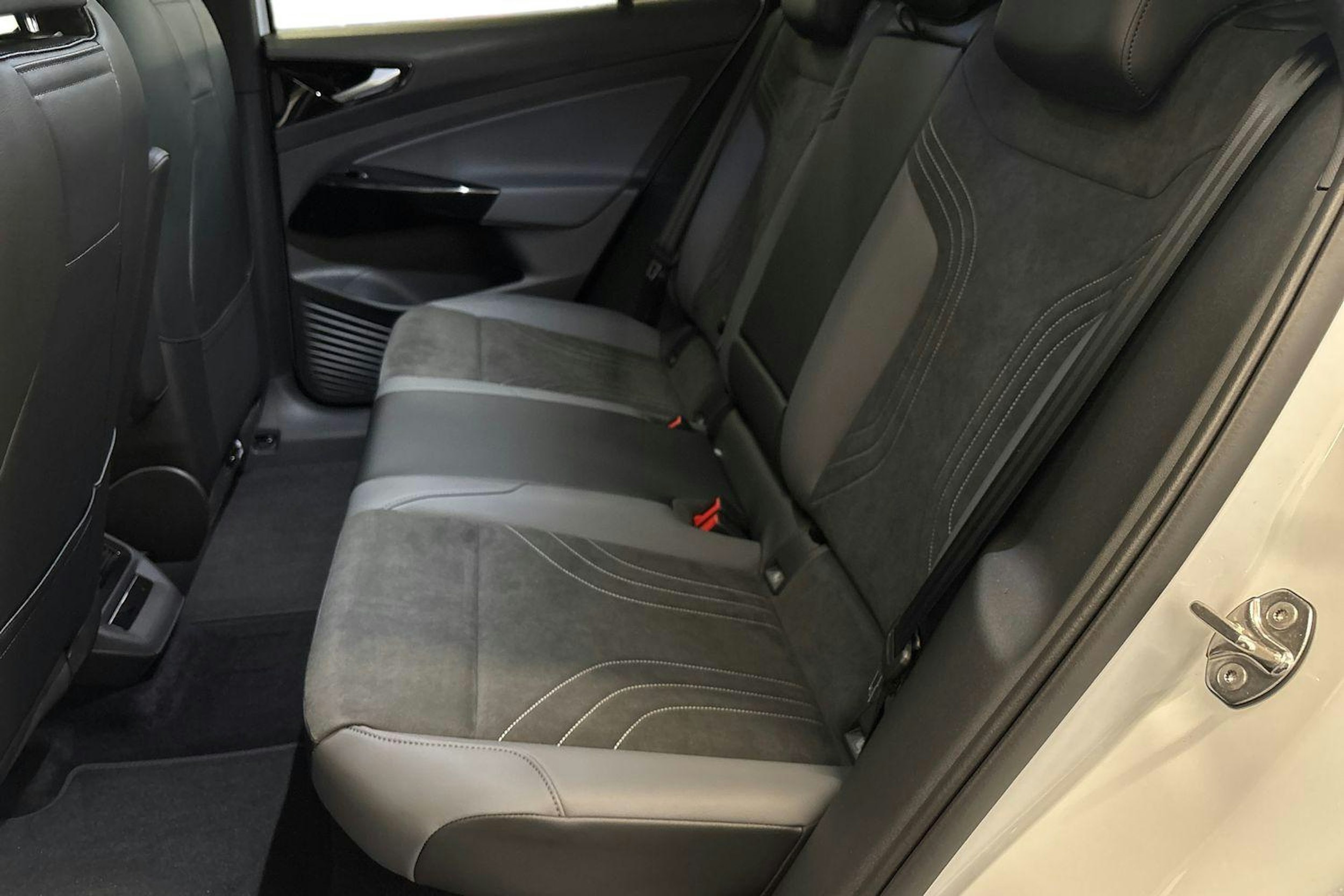 valkoinen Volkswagen ID.4 2025 kuva 8.