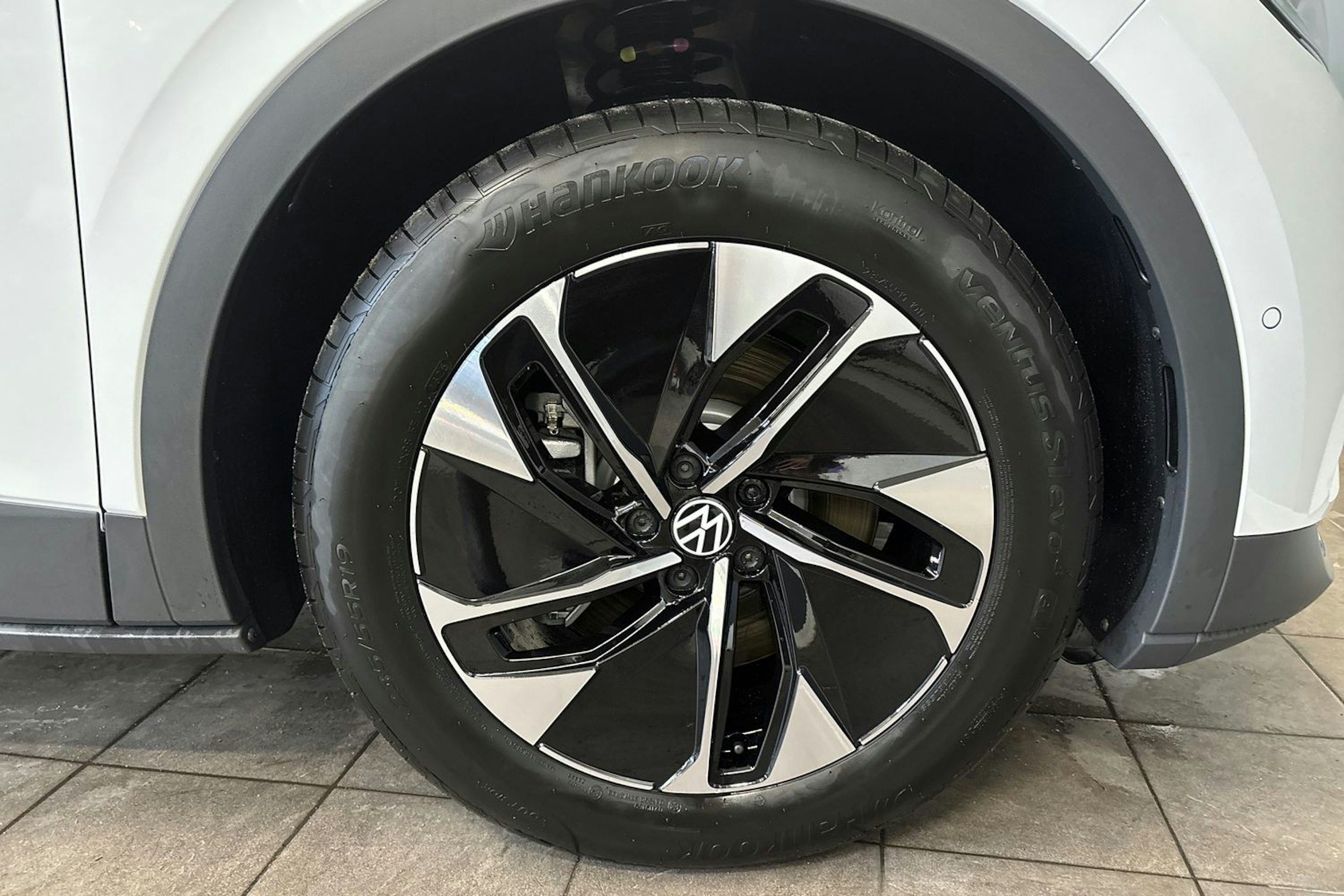 valkoinen Volkswagen ID.4 2025 kuva 9.