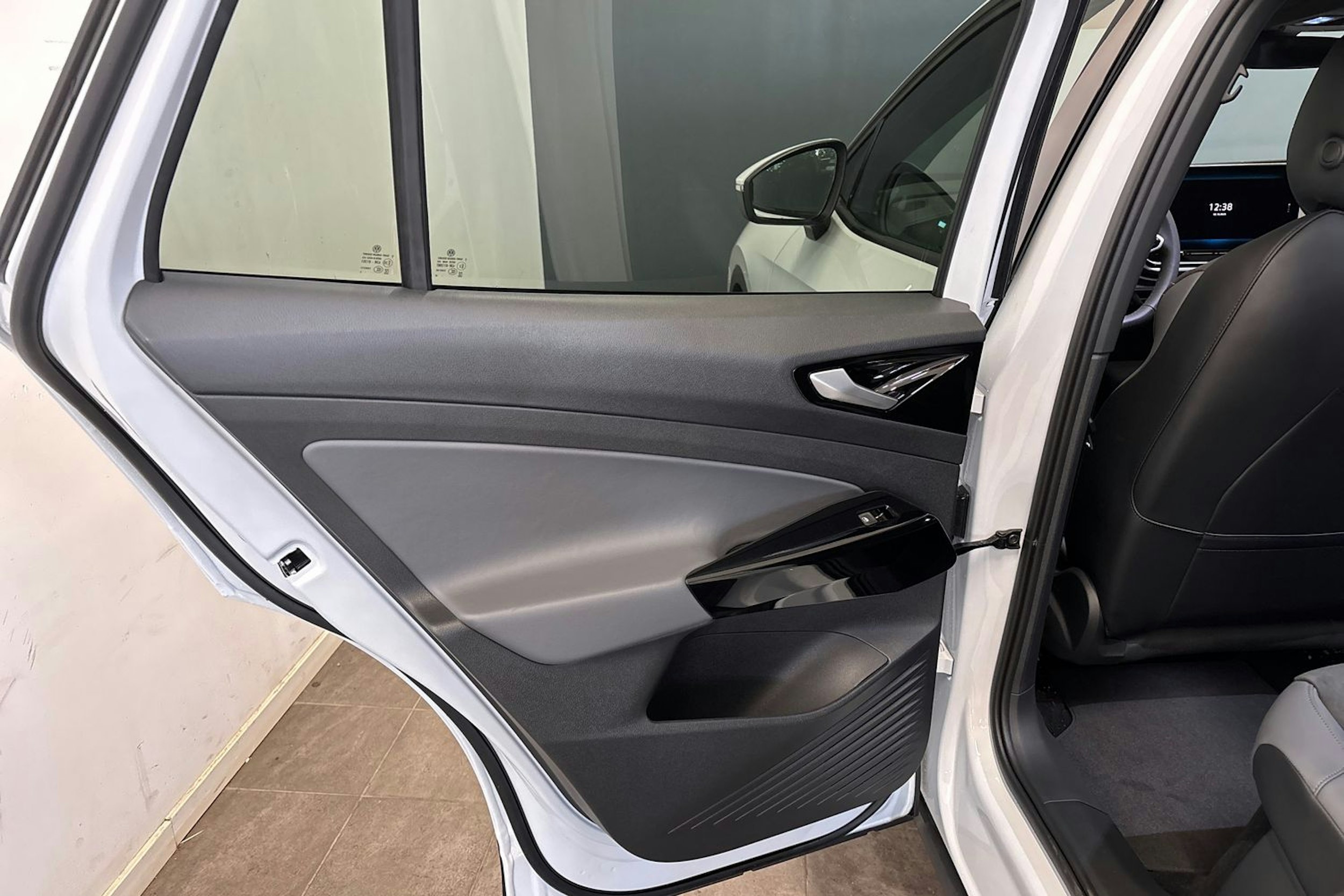 valkoinen Volkswagen ID.4 2025 kuva 11.