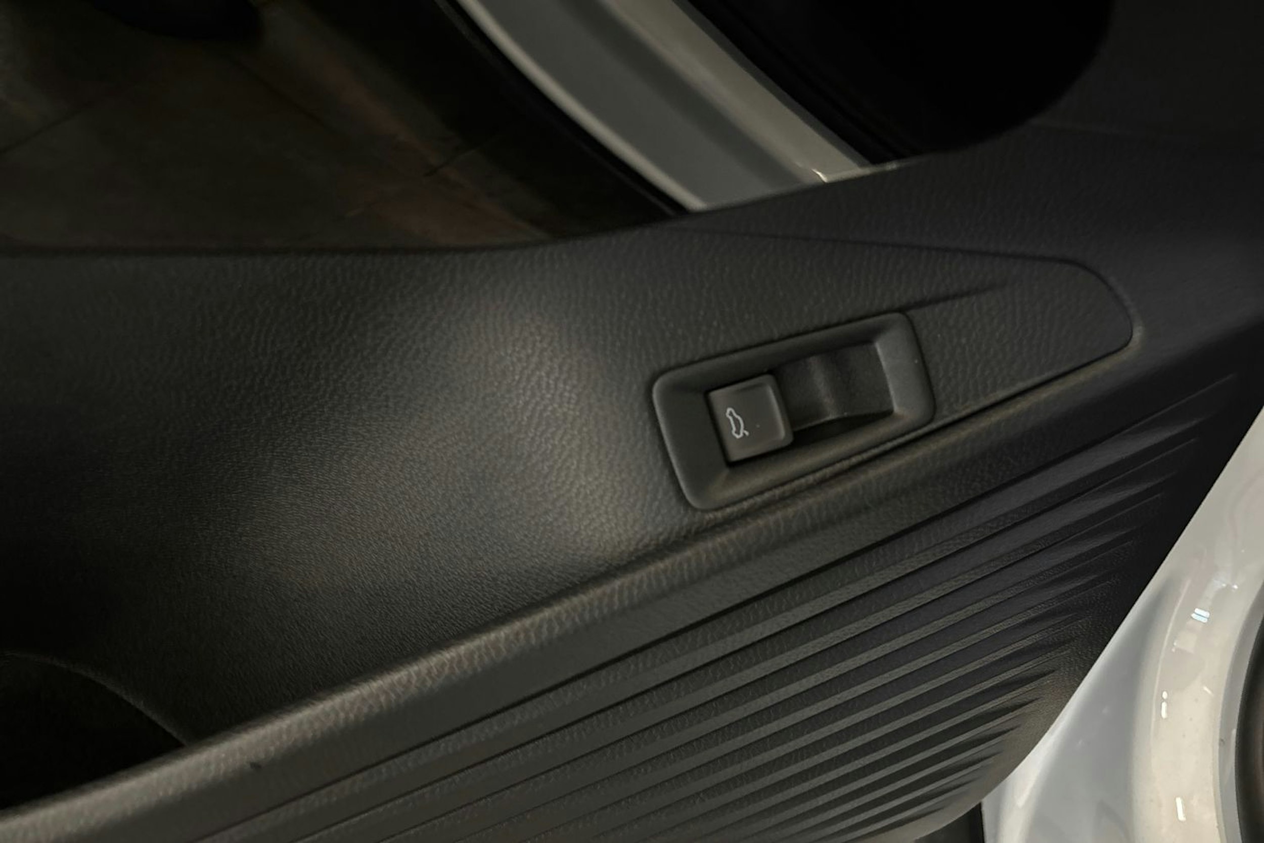 valkoinen Volkswagen ID.4 2025 kuva 13.