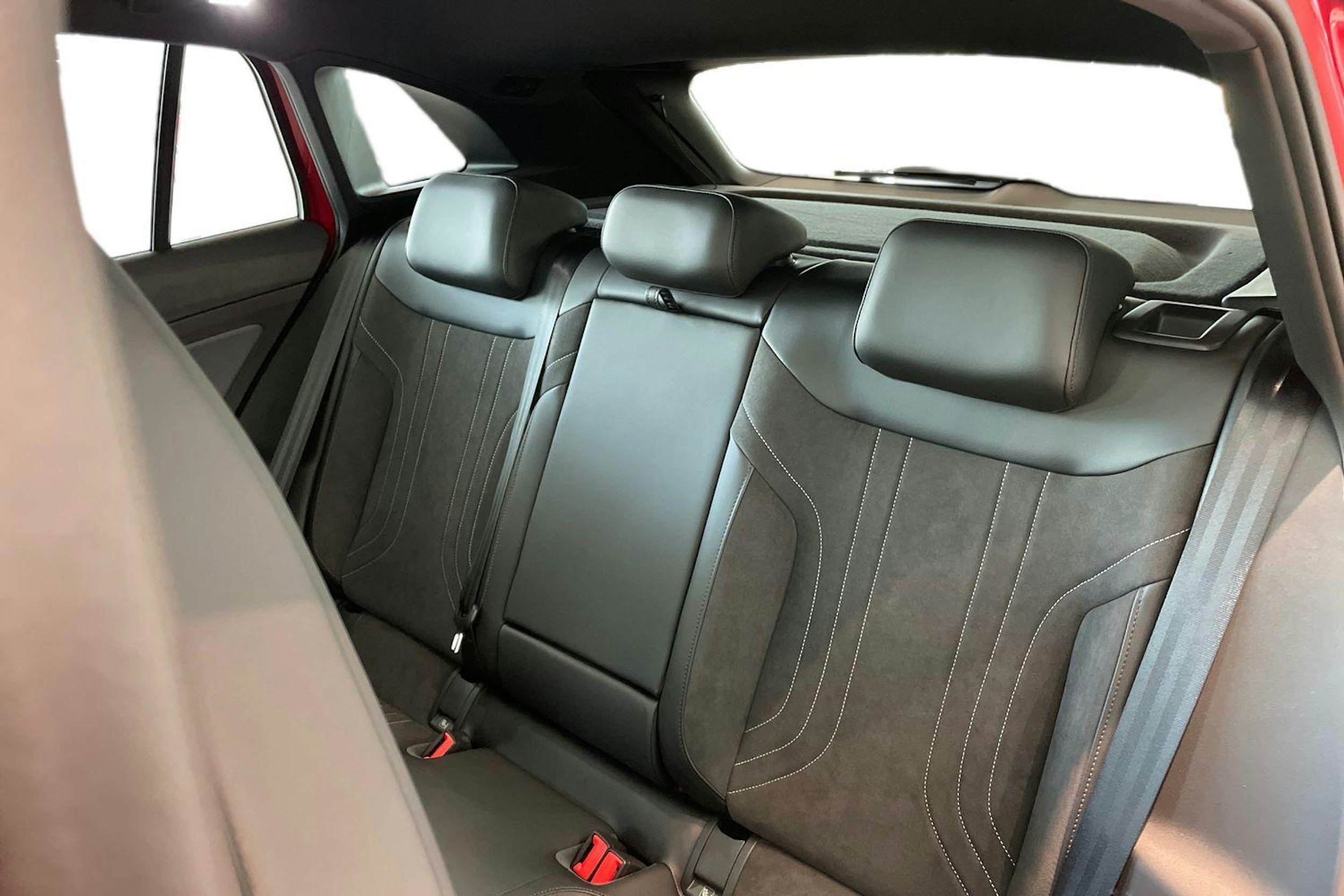 punainen Volkswagen ID.4 2025 kuva 8.