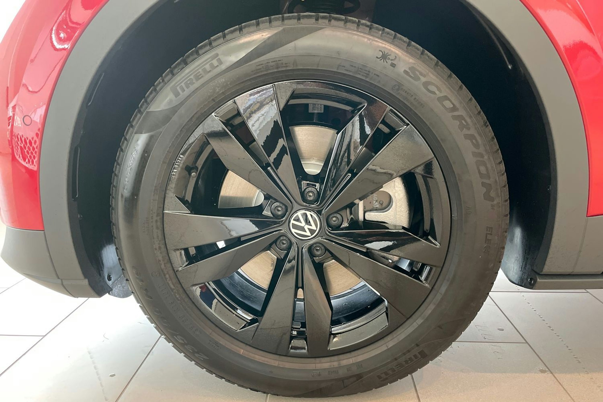 punainen Volkswagen ID.4 2025 kuva 9.