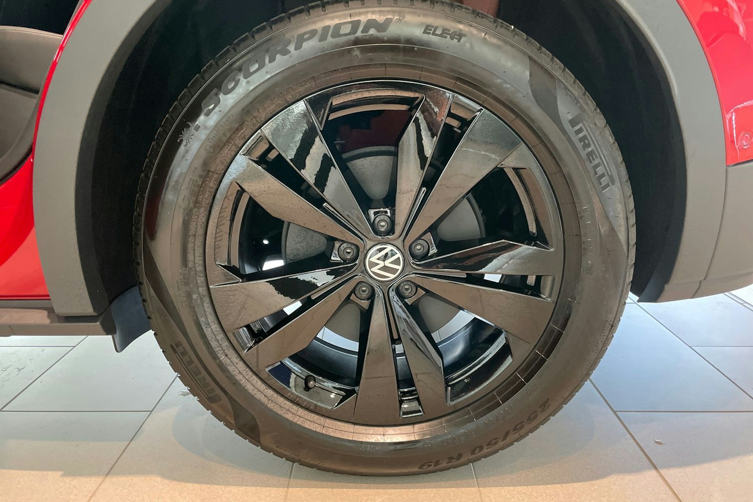 punainen Volkswagen ID.4 2025 kuva 10.