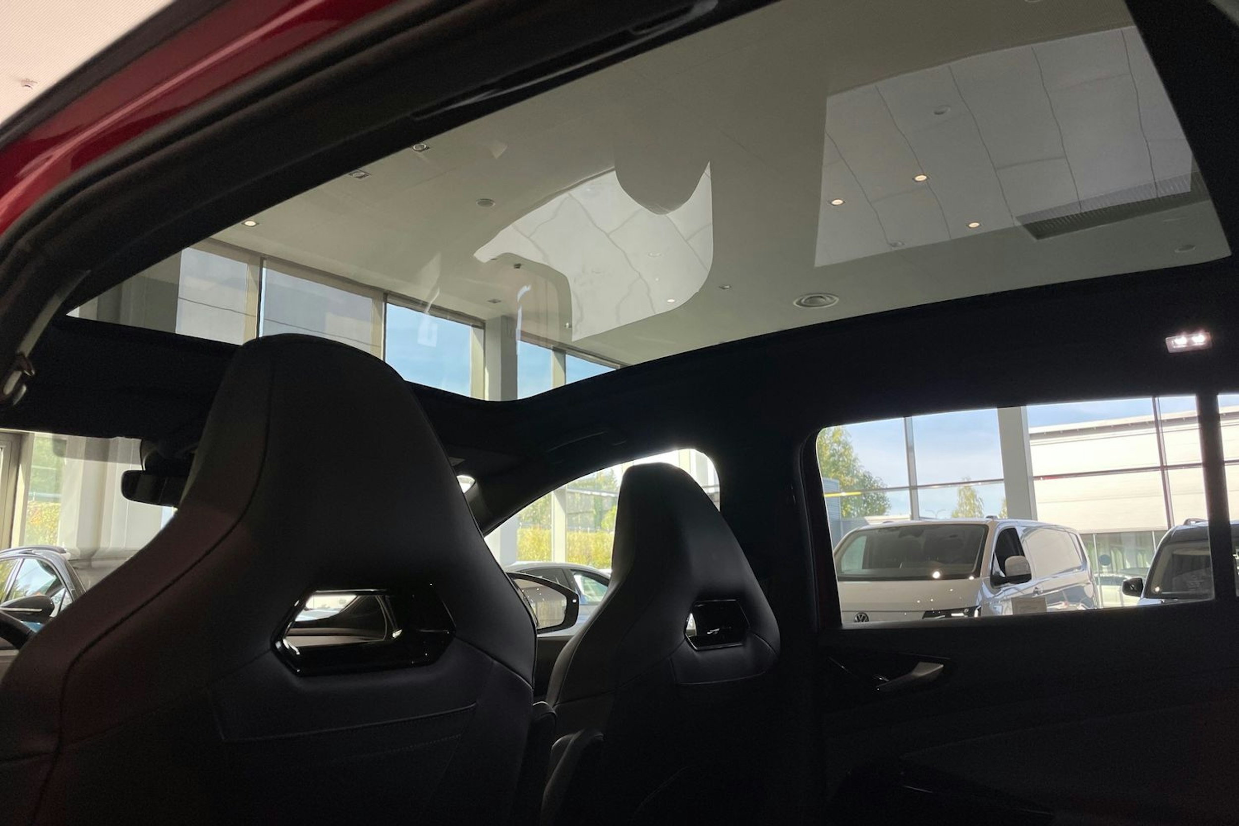 punainen Volkswagen ID.4 2025 kuva 11.