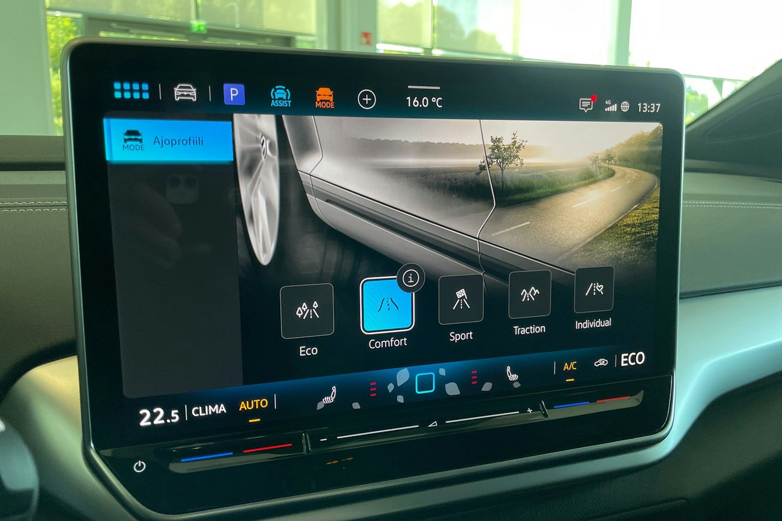 punainen Volkswagen ID.4 2025 kuva 15.