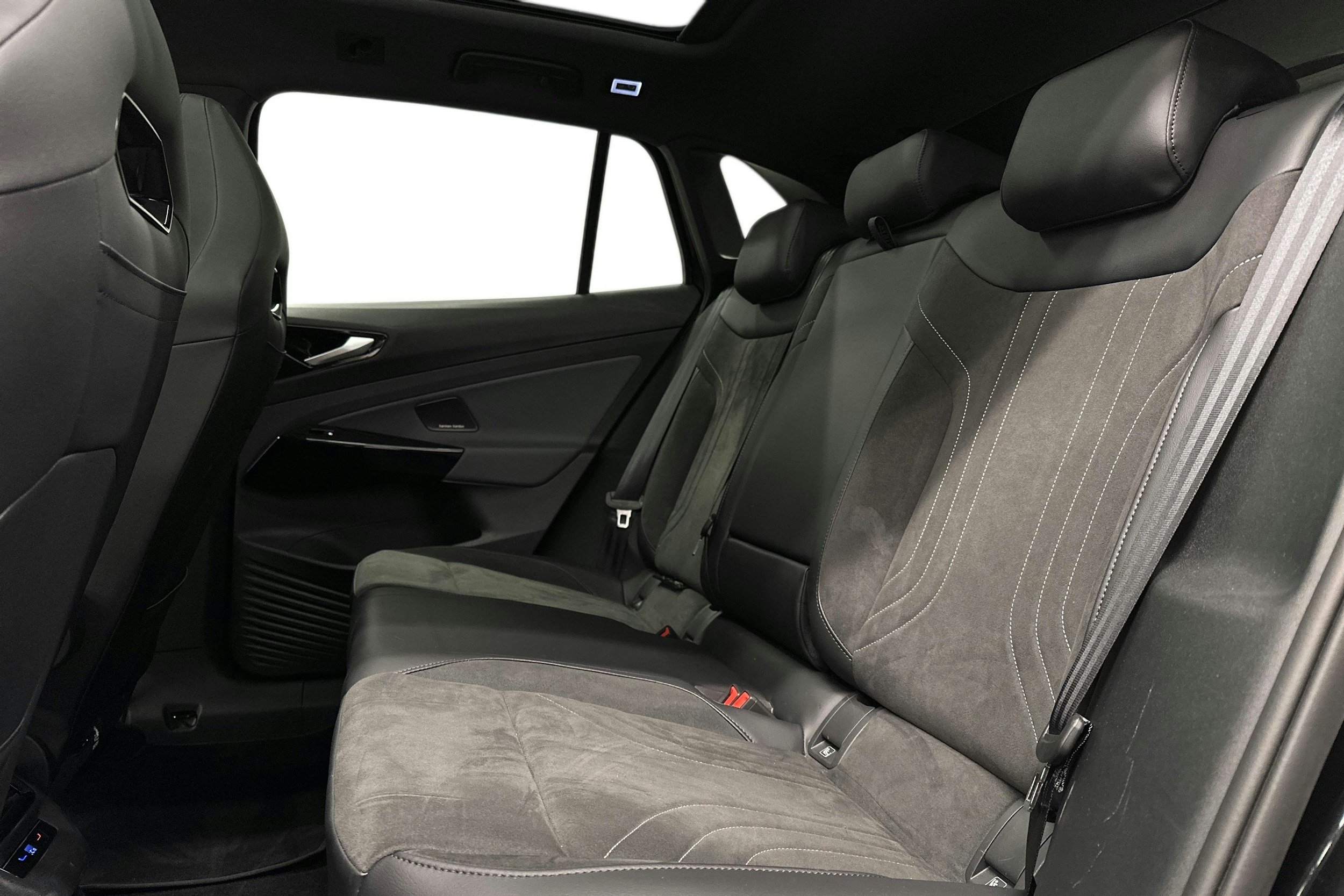 musta Volkswagen ID.4 2025 kuva 10.