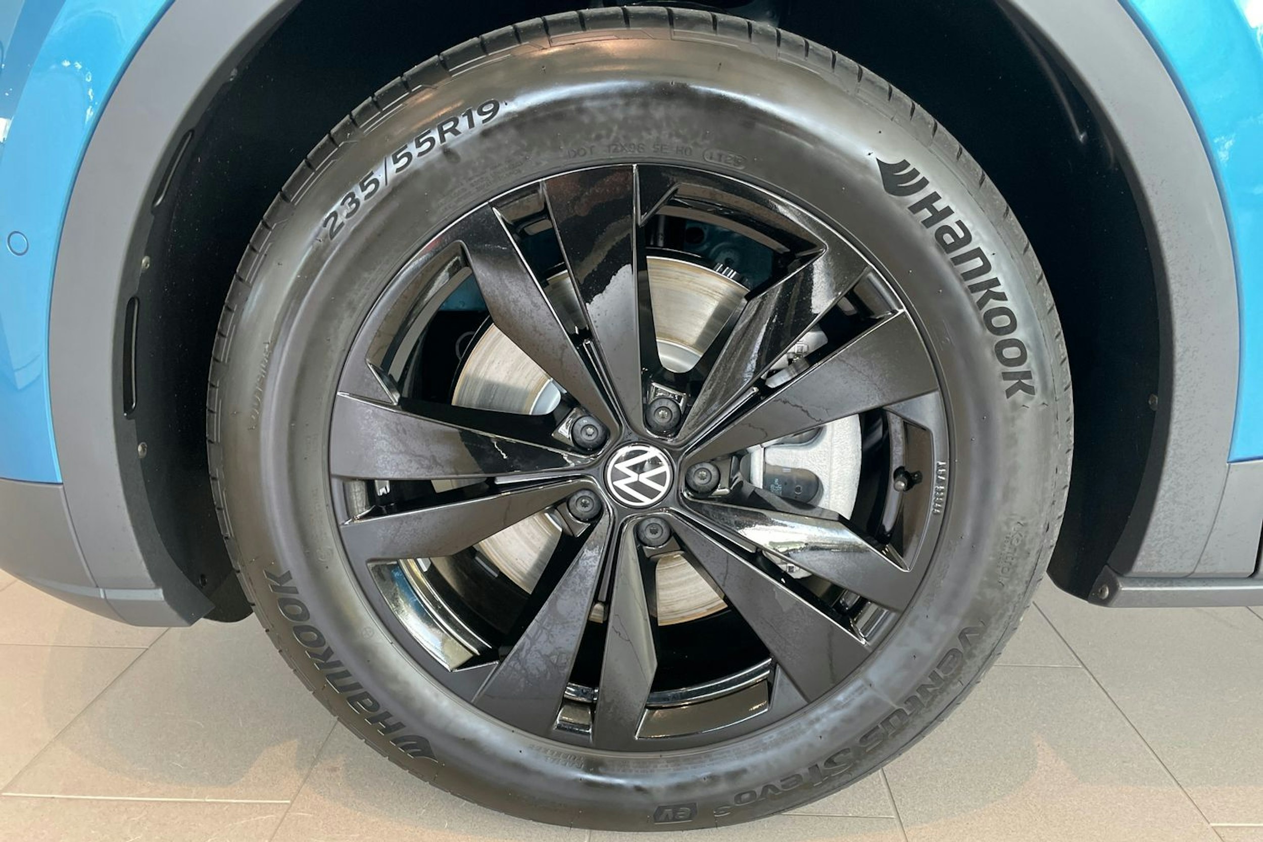 sininen Volkswagen ID.4 2025 kuva 9.