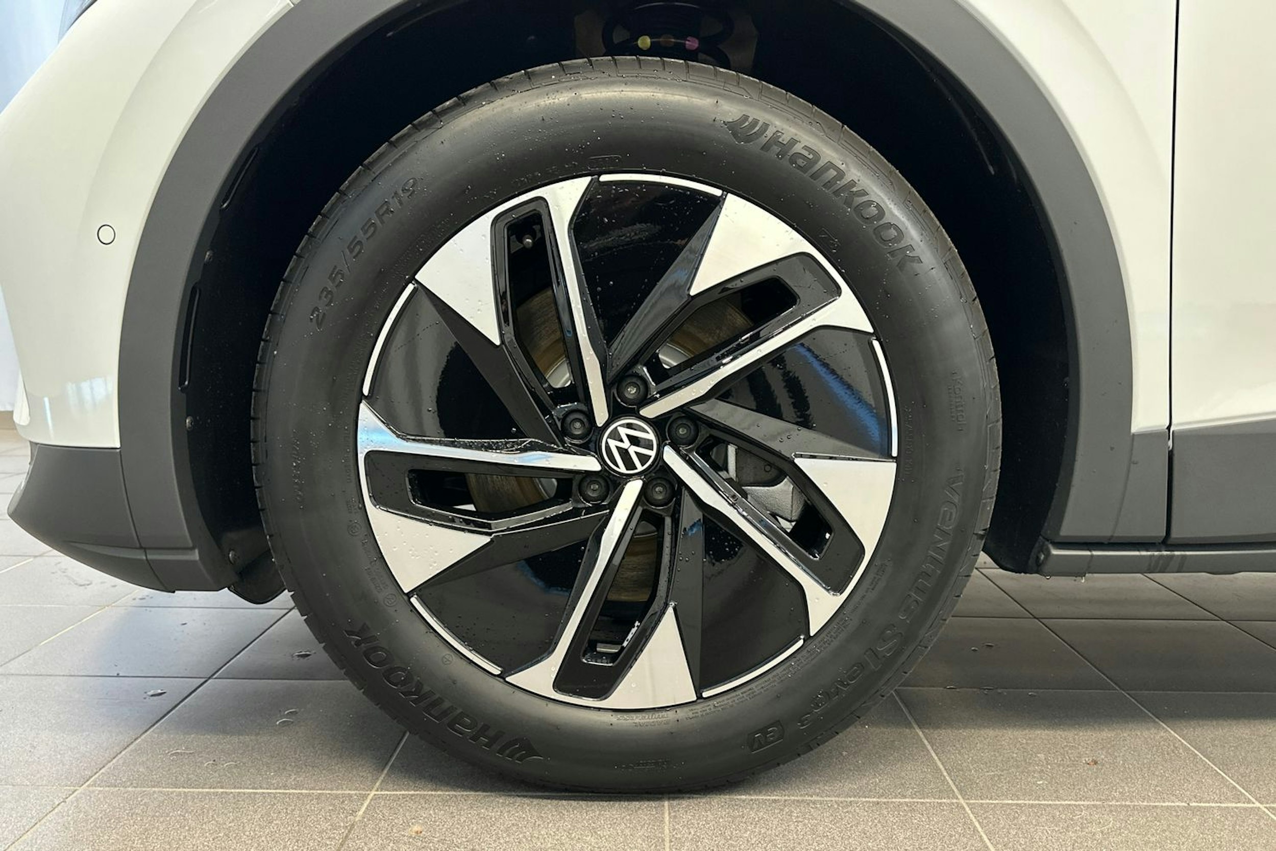 valkoinen Volkswagen ID.4 2025 kuva 9.