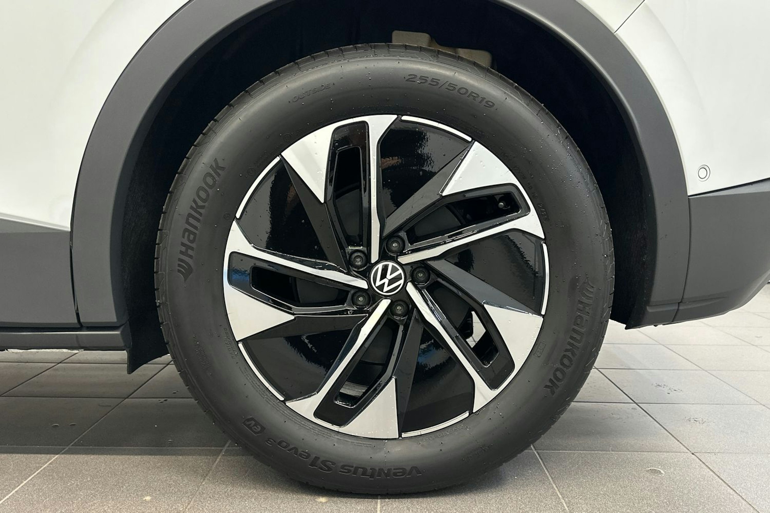 valkoinen Volkswagen ID.4 2025 kuva 10.