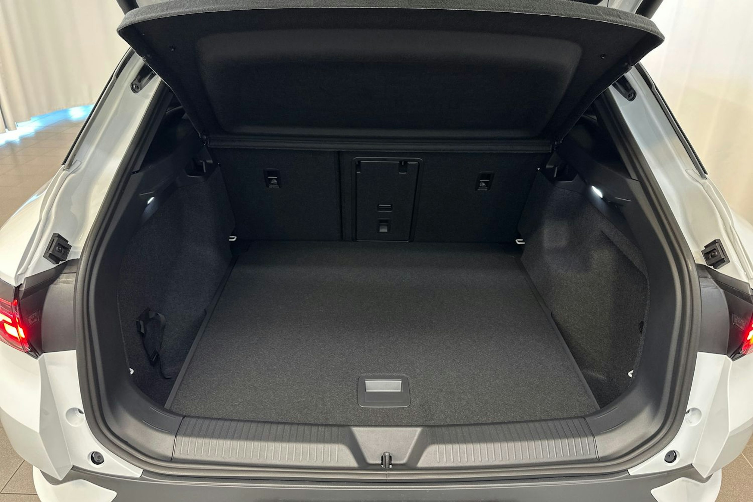valkoinen Volkswagen ID.4 2025 kuva 11.