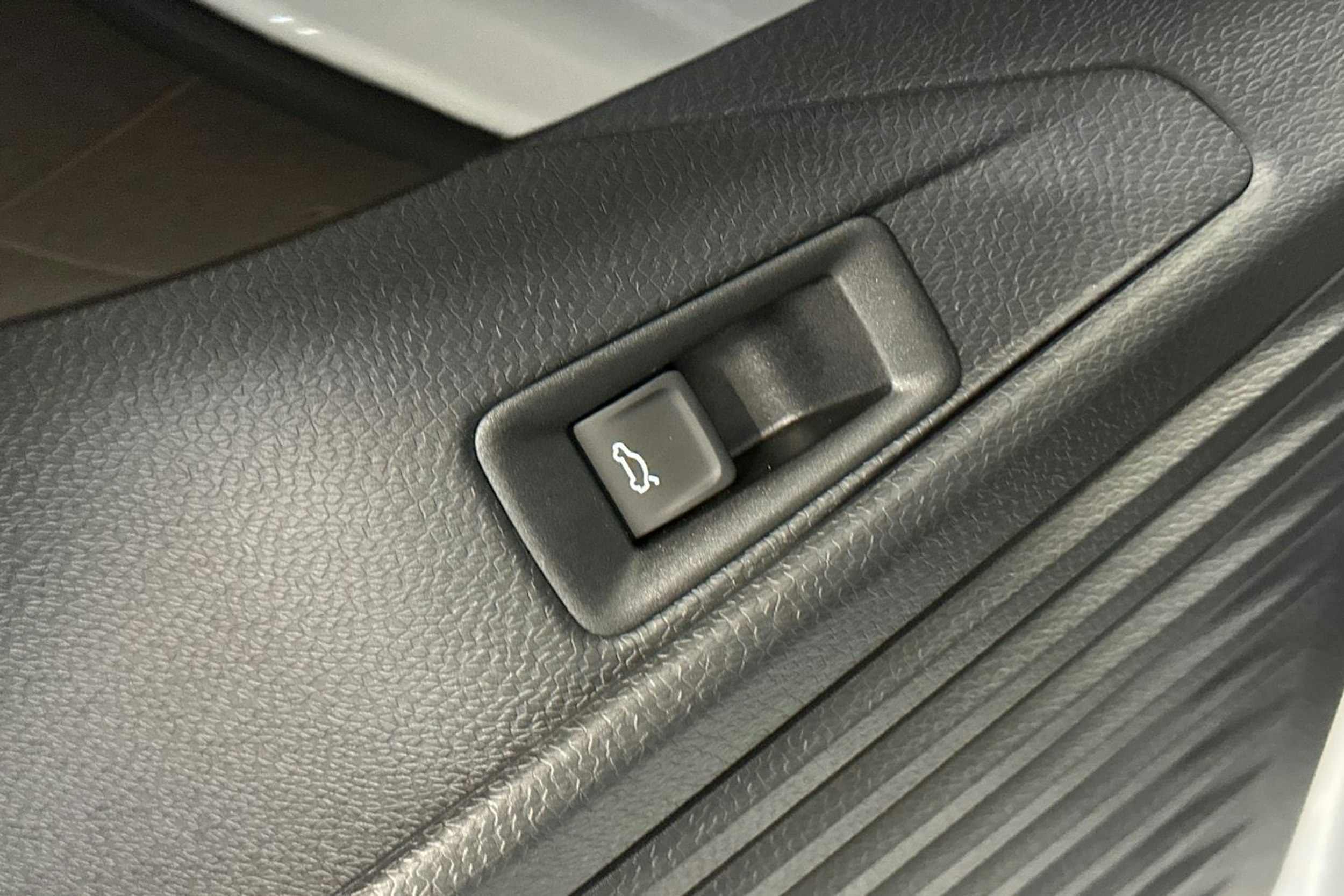 valkoinen Volkswagen ID.4 2025 kuva 15.