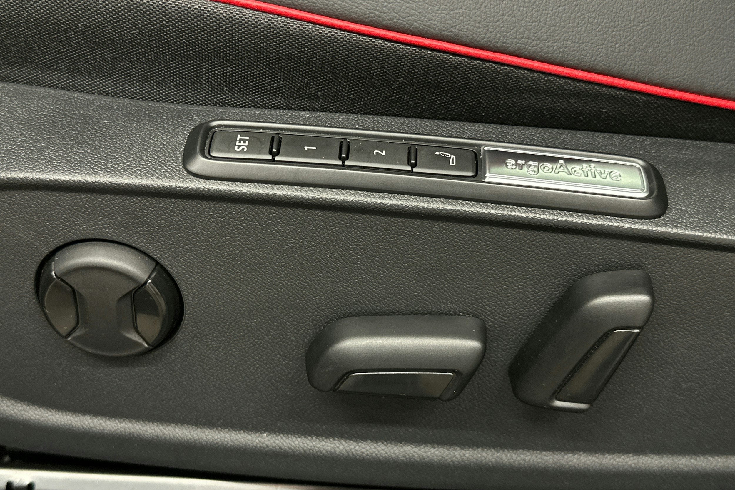 punainen Volkswagen ID.4 2025 kuva 16.