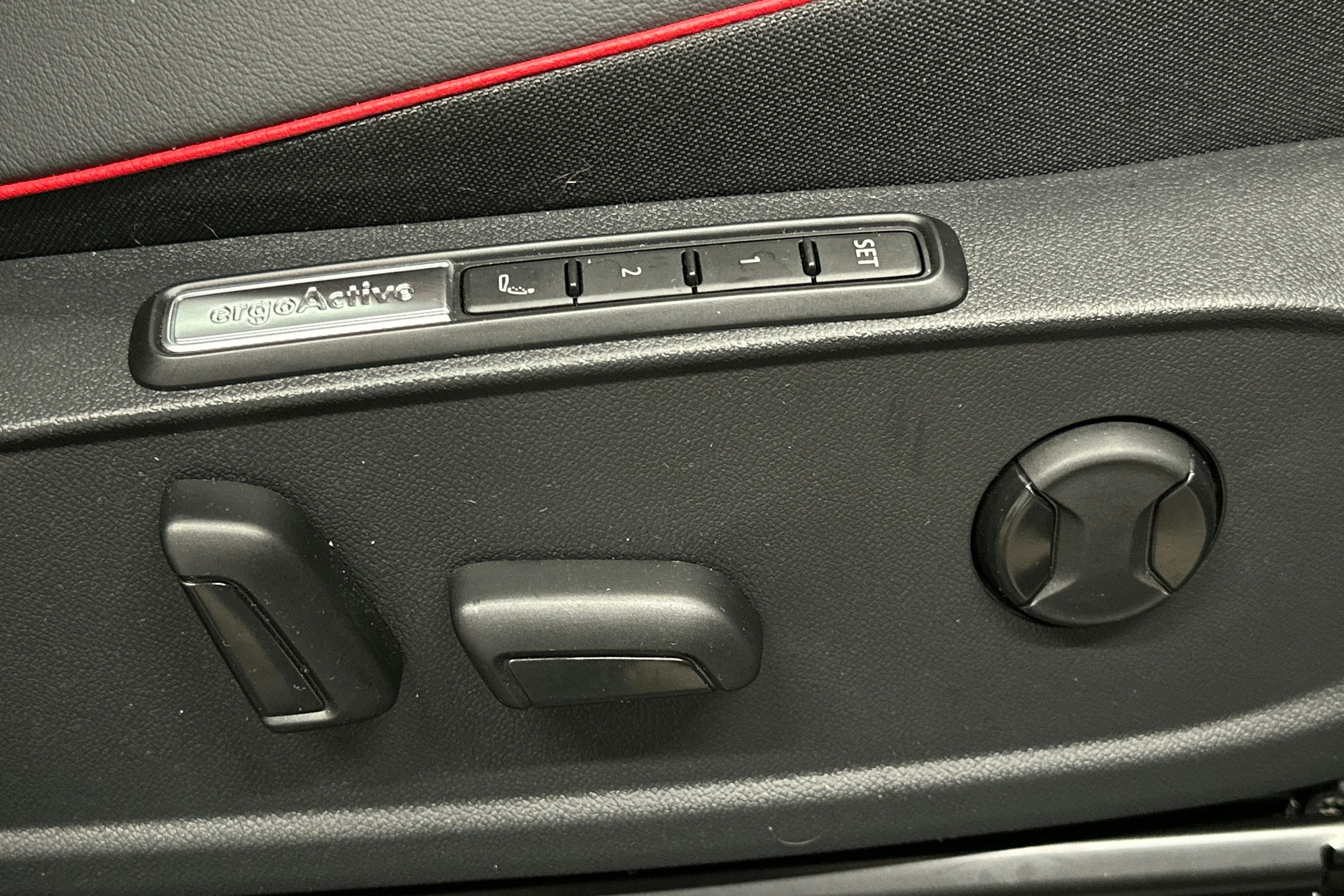punainen Volkswagen ID.4 2025 kuva 17.