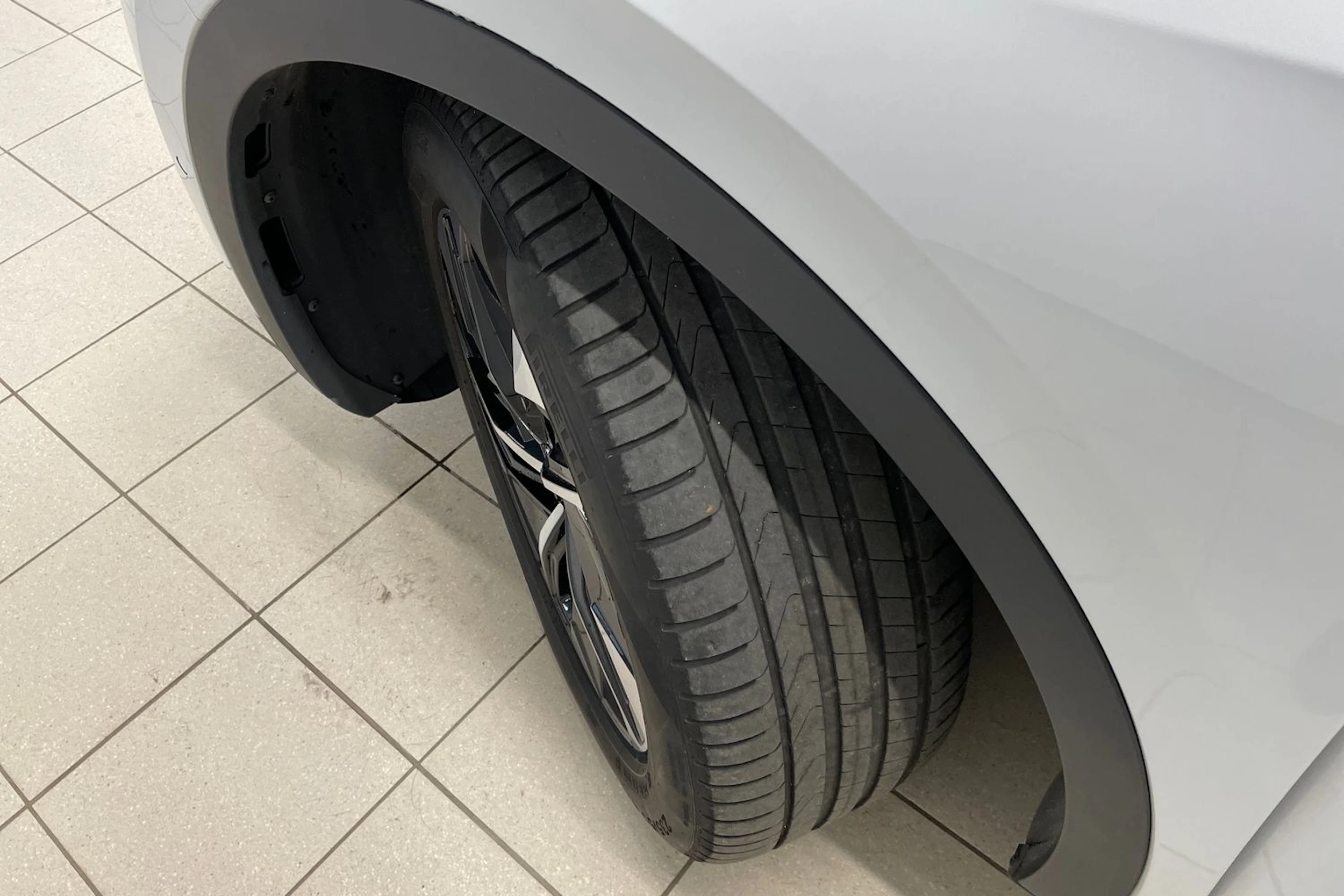 valkoinen Volkswagen ID.4 2024 kuva 13.