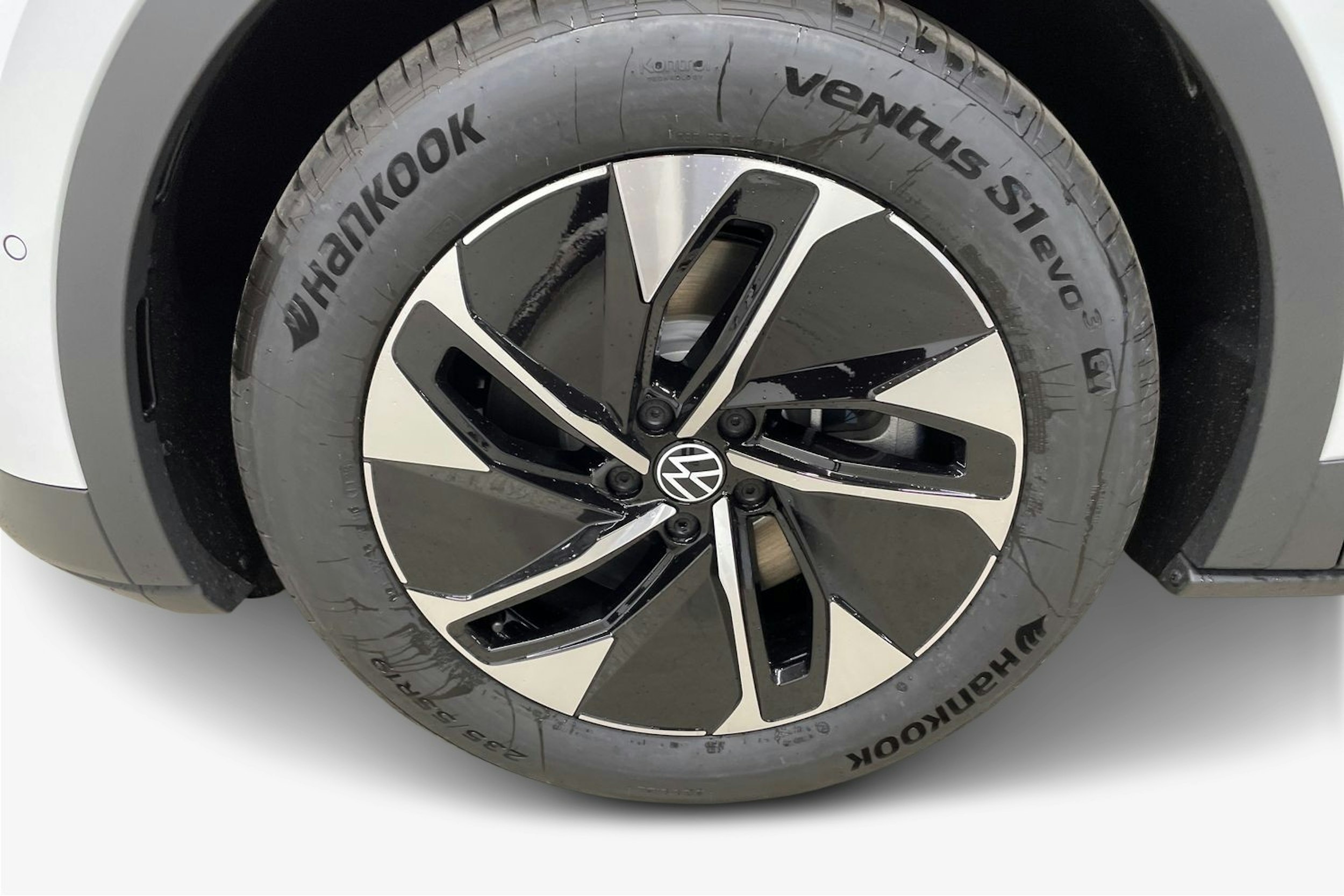 valkoinen Volkswagen ID.4 2025 kuva 9.