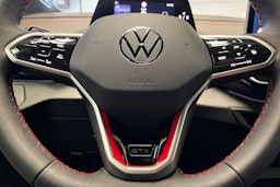 punainen Volkswagen ID.4 2025 kuva 16.