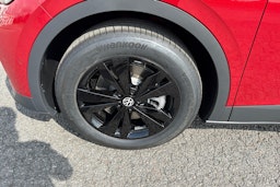 punainen Volkswagen ID.4 2025 kuva 9.