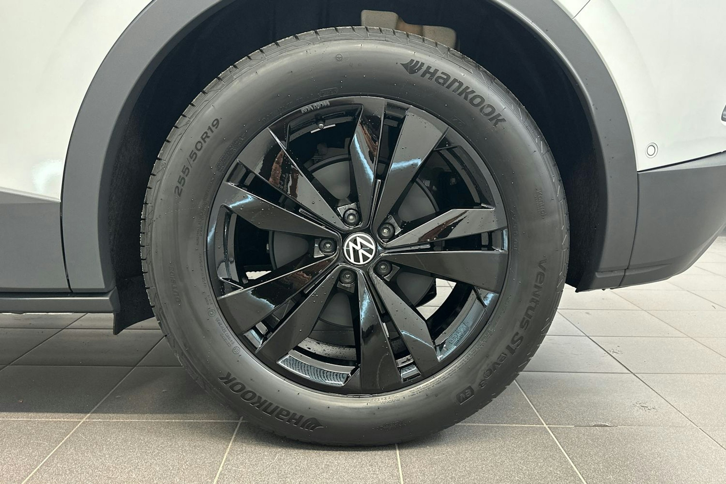 valkoinen Volkswagen ID.4 2025 kuva 10.