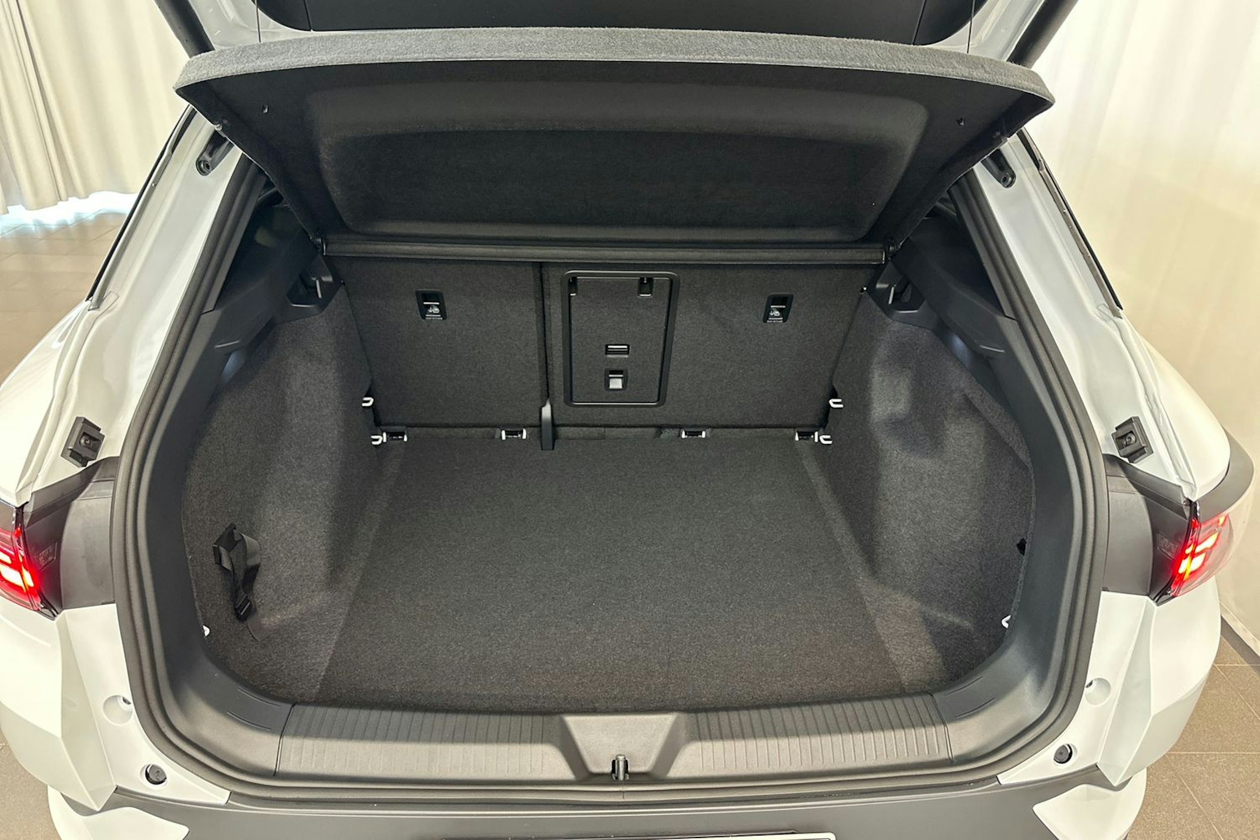 valkoinen Volkswagen ID.4 2025 kuva 11.