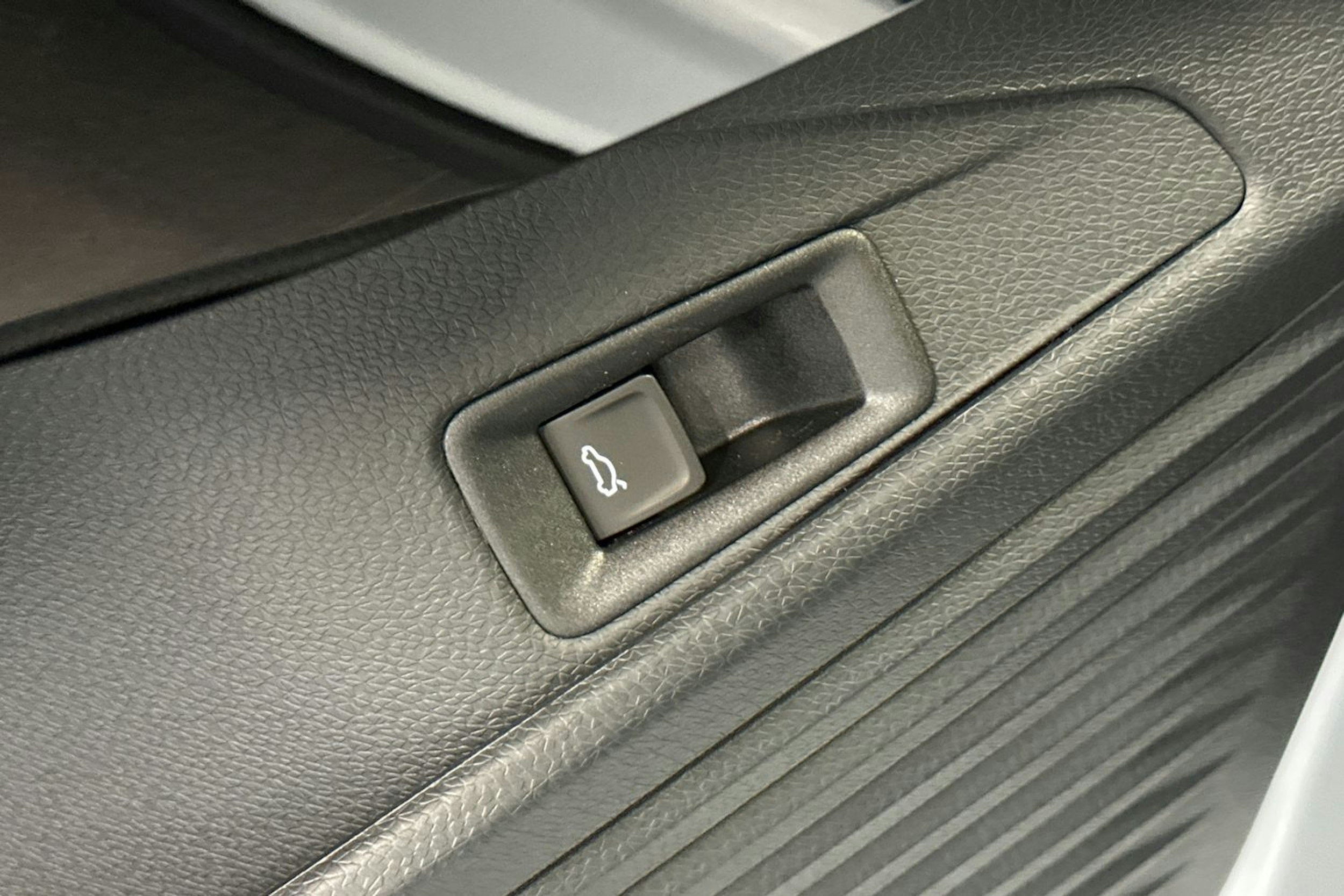 valkoinen Volkswagen ID.4 2025 kuva 15.