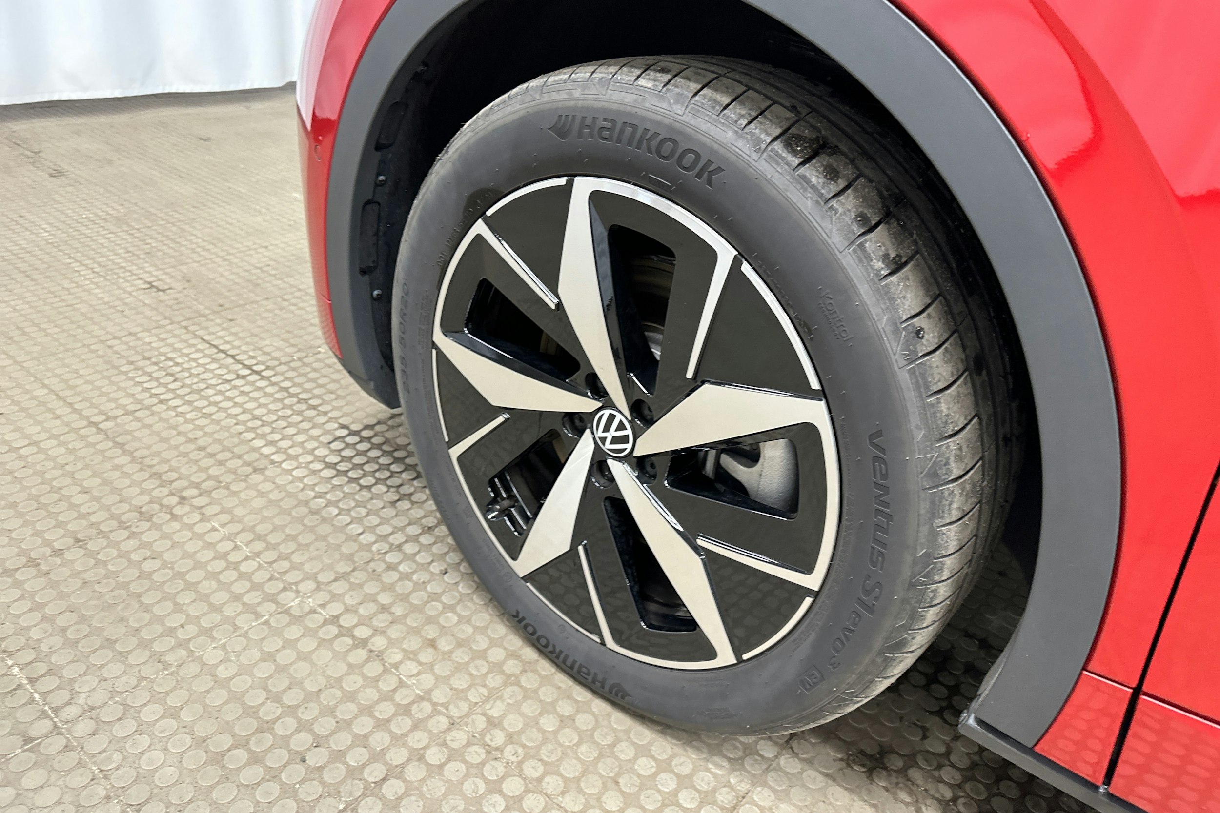 punainen Volkswagen ID.4 2025 kuva 11.