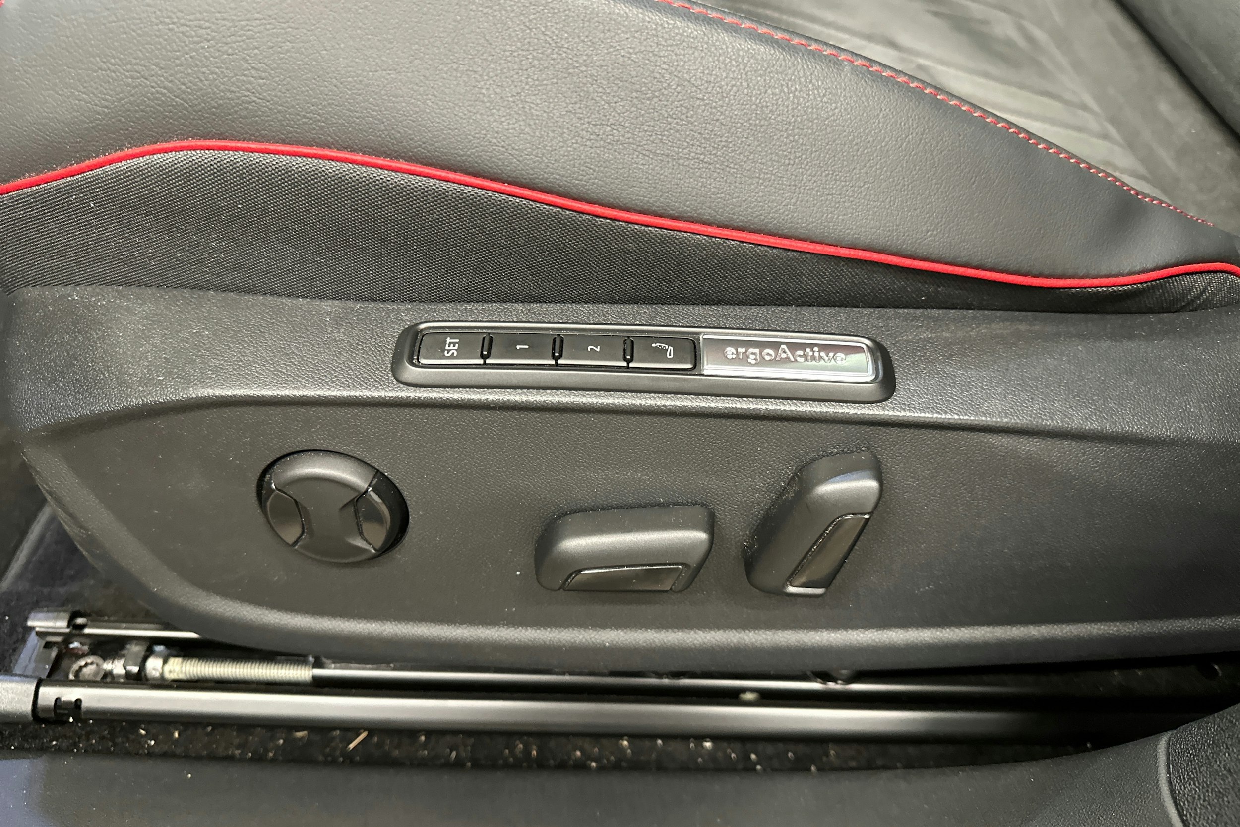punainen Volkswagen ID.4 2025 kuva 27.