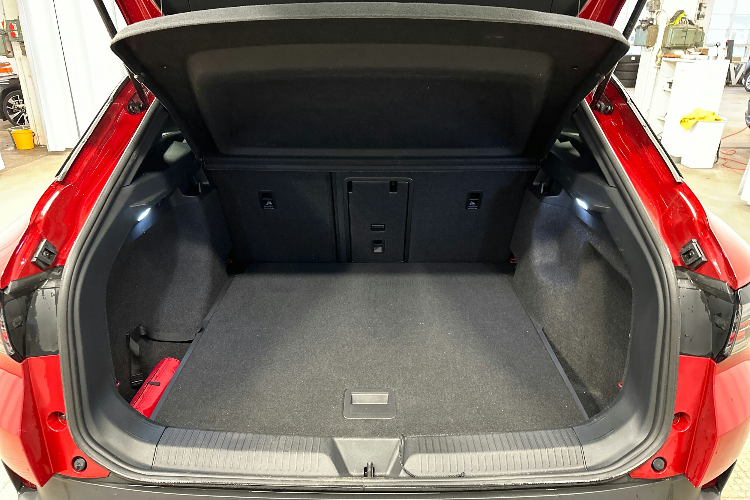 punainen Volkswagen ID.4 2025 kuva 28.
